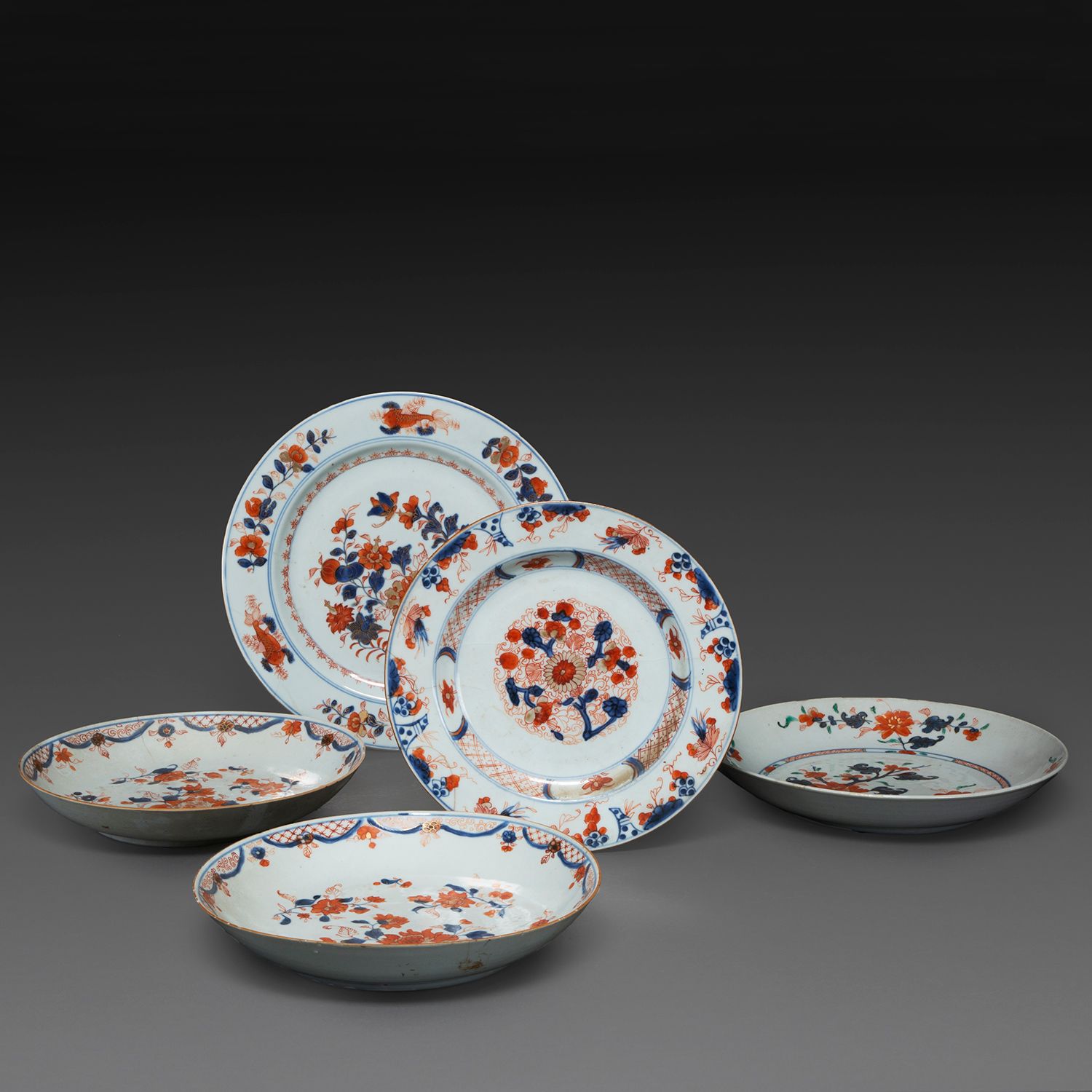 Null ENSEMBLE DE QUATRE ASSIETTES ET UN PETIT PLAT

en porcelaine dite "Imari ch&hellip;