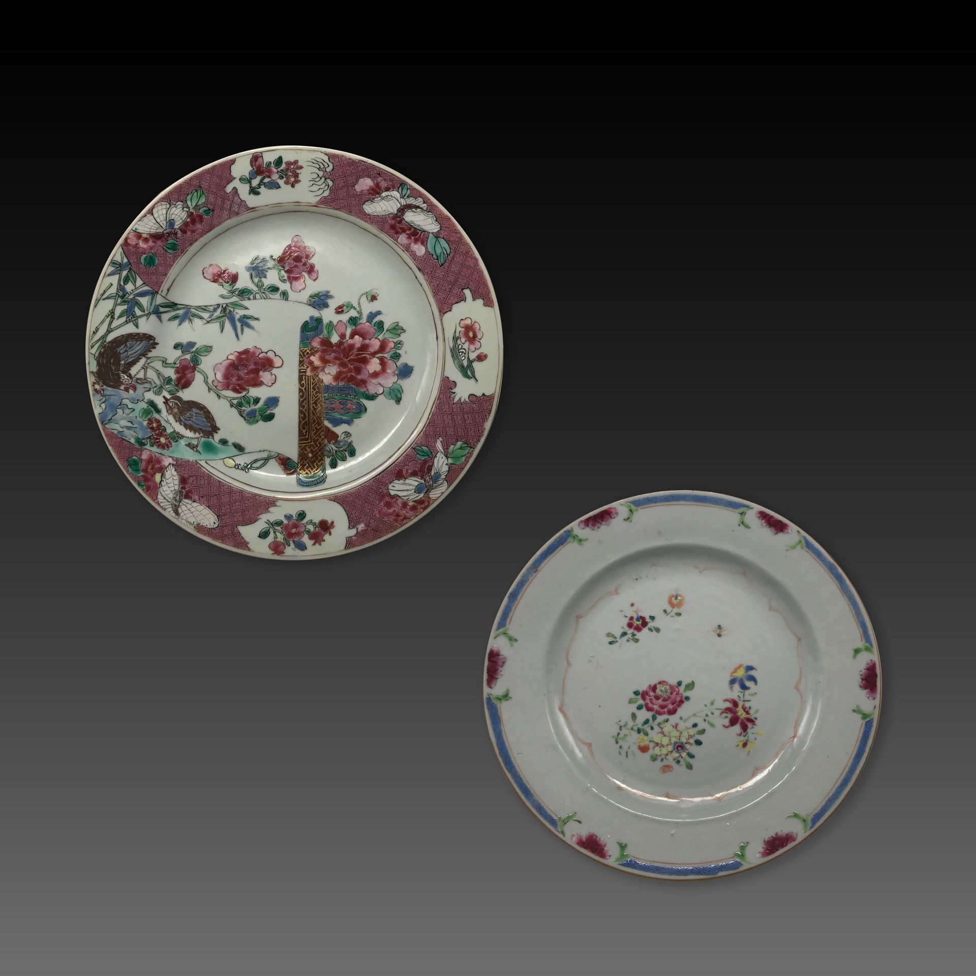 Null LOT DE DEUX ASSIETTES

en porcelaine et émaux famille rose, à décor d'un ro&hellip;