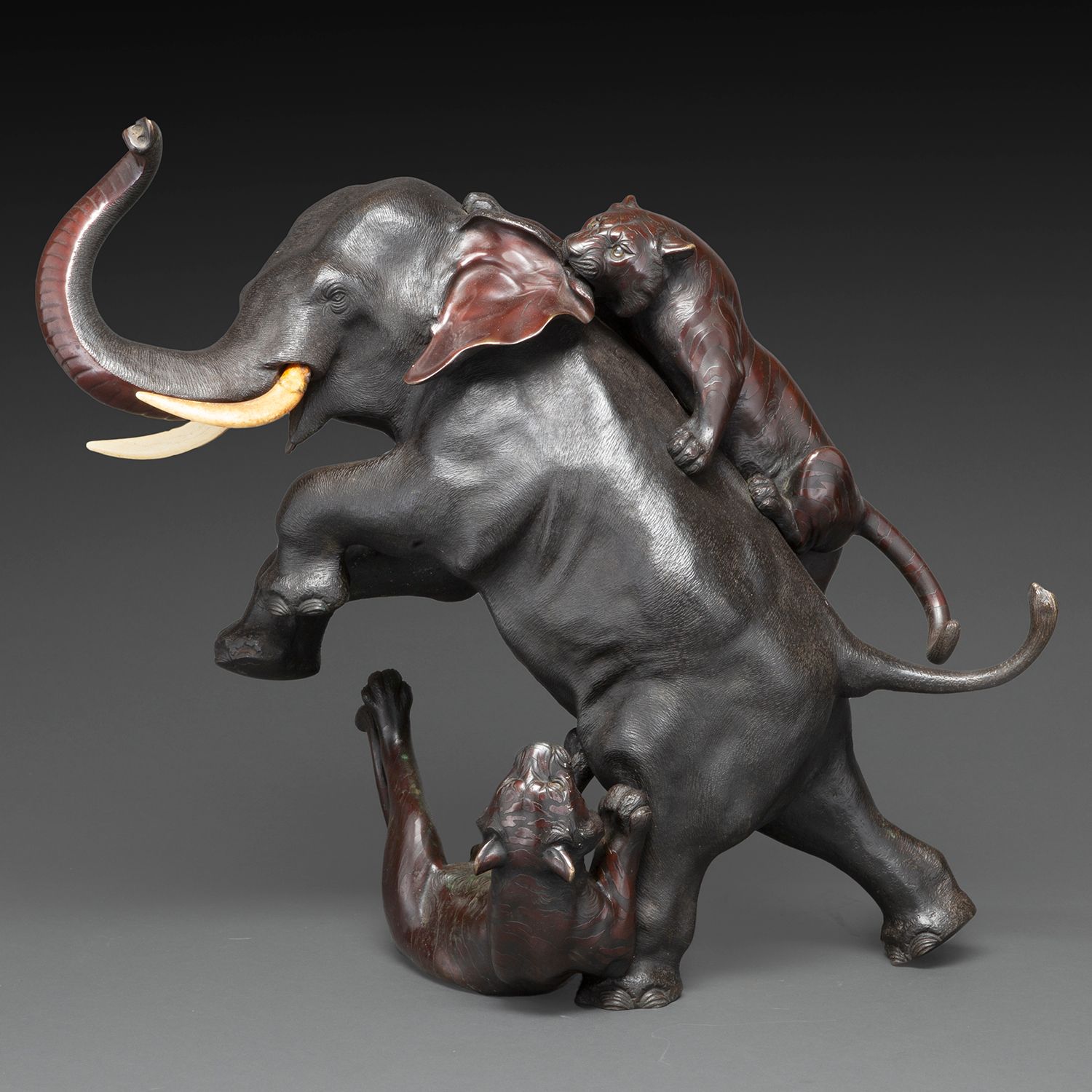 Null 金砖集团

棕色铜锈的大象，表现被老虎攻击的大象，眼睛镶嵌着硫化物。

日本，明治时期（1868-1912）。

大象和老虎战斗的青铜群像，日本，明治&hellip;