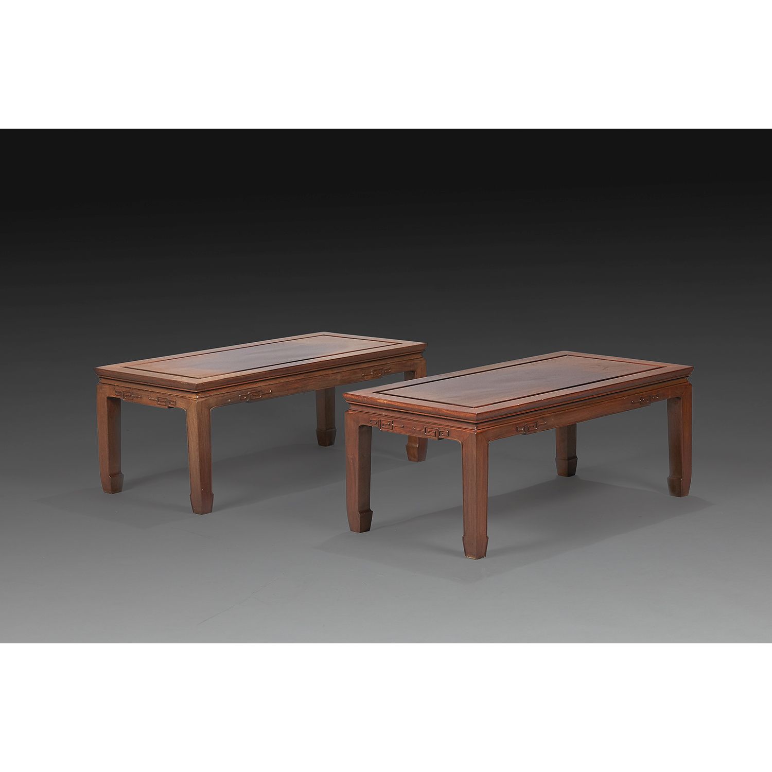 Null 两张三角形低矮的桌子
，用染色的木头，每一面的中央都有浅浮雕的风格化图案。
 （顶部部分褪色）。
中国，20世纪上半叶-中期。
两张下层木桌，中国，2&hellip;