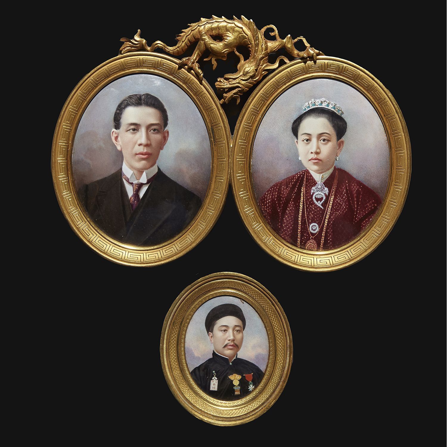 Null 一套三件小雕像
铜上彩绘，代表半身像，装在镀金的铜框里，其中两件是一对夫妇，框里有一条龙，可能代表越南皇帝凯丁和他的一位妻子；第三件是一位高级官员，戴&hellip;