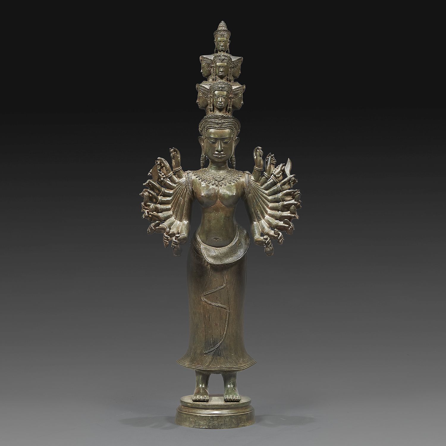 Null GRANDE SOGGETTO
in bronzo con patina marrone raffigurante Avalokiteshvara i&hellip;
