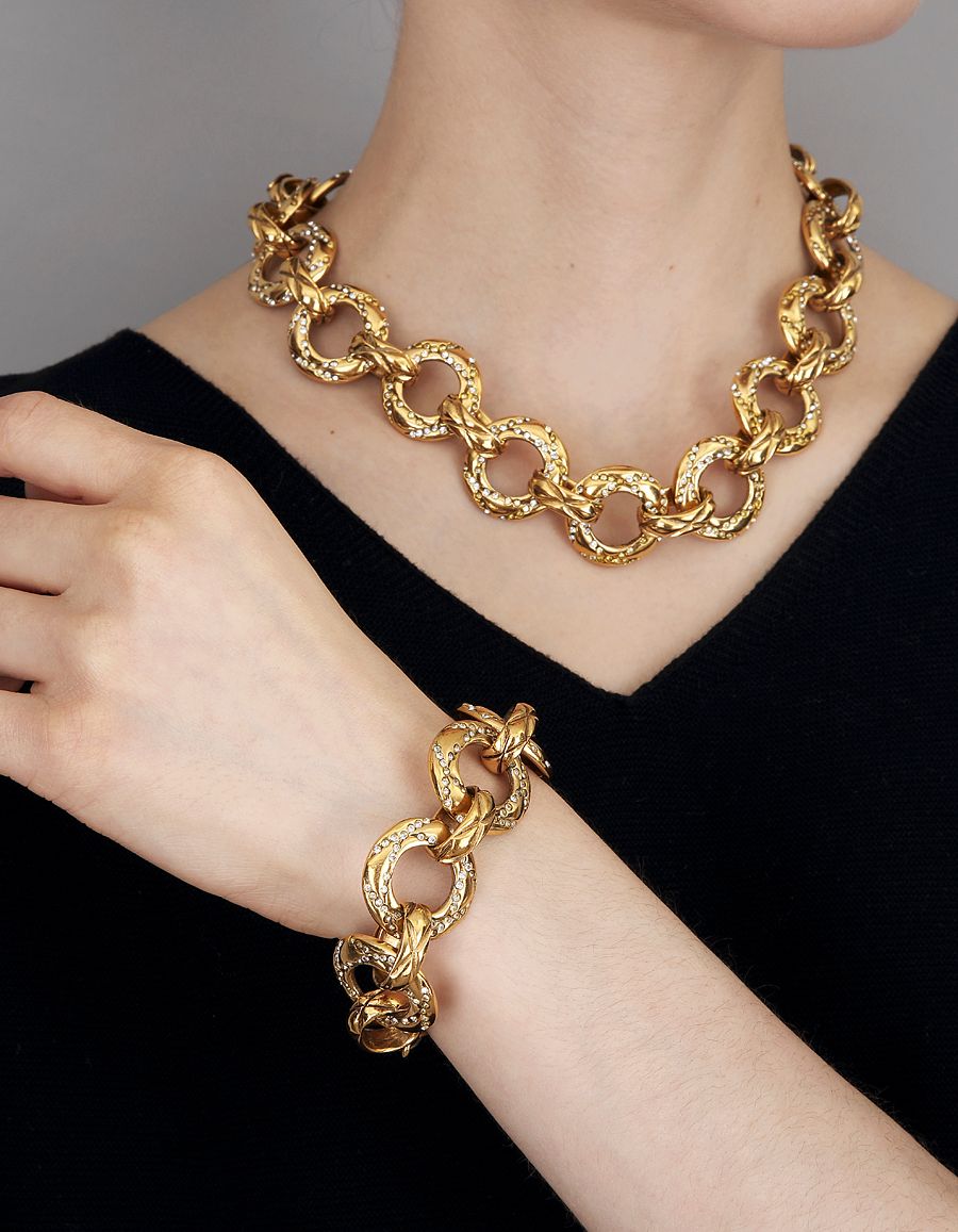 CHANEL Half set in gilded metal consisting of a necklace…
