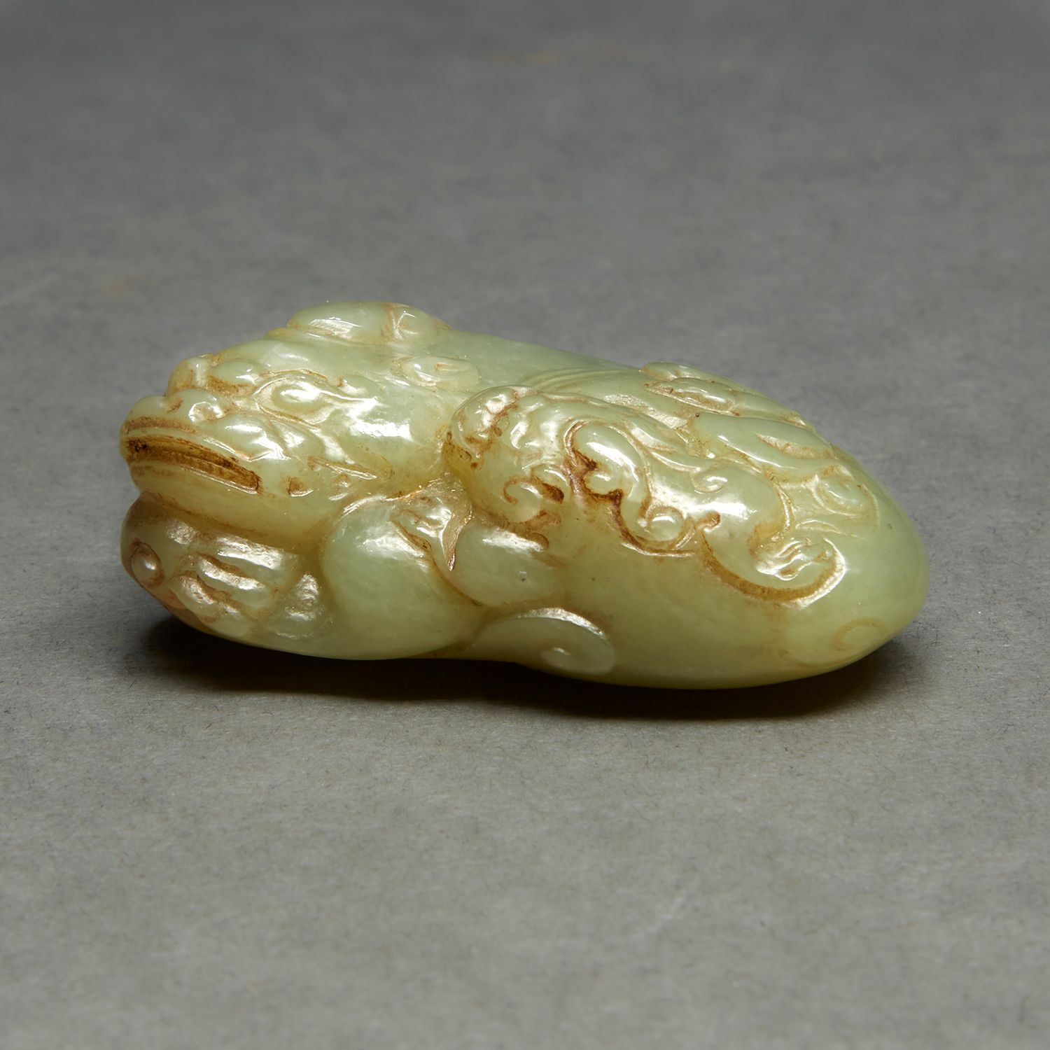 Null Colgante de jade de nefrita de celadón
, que representa a un león y su cach&hellip;