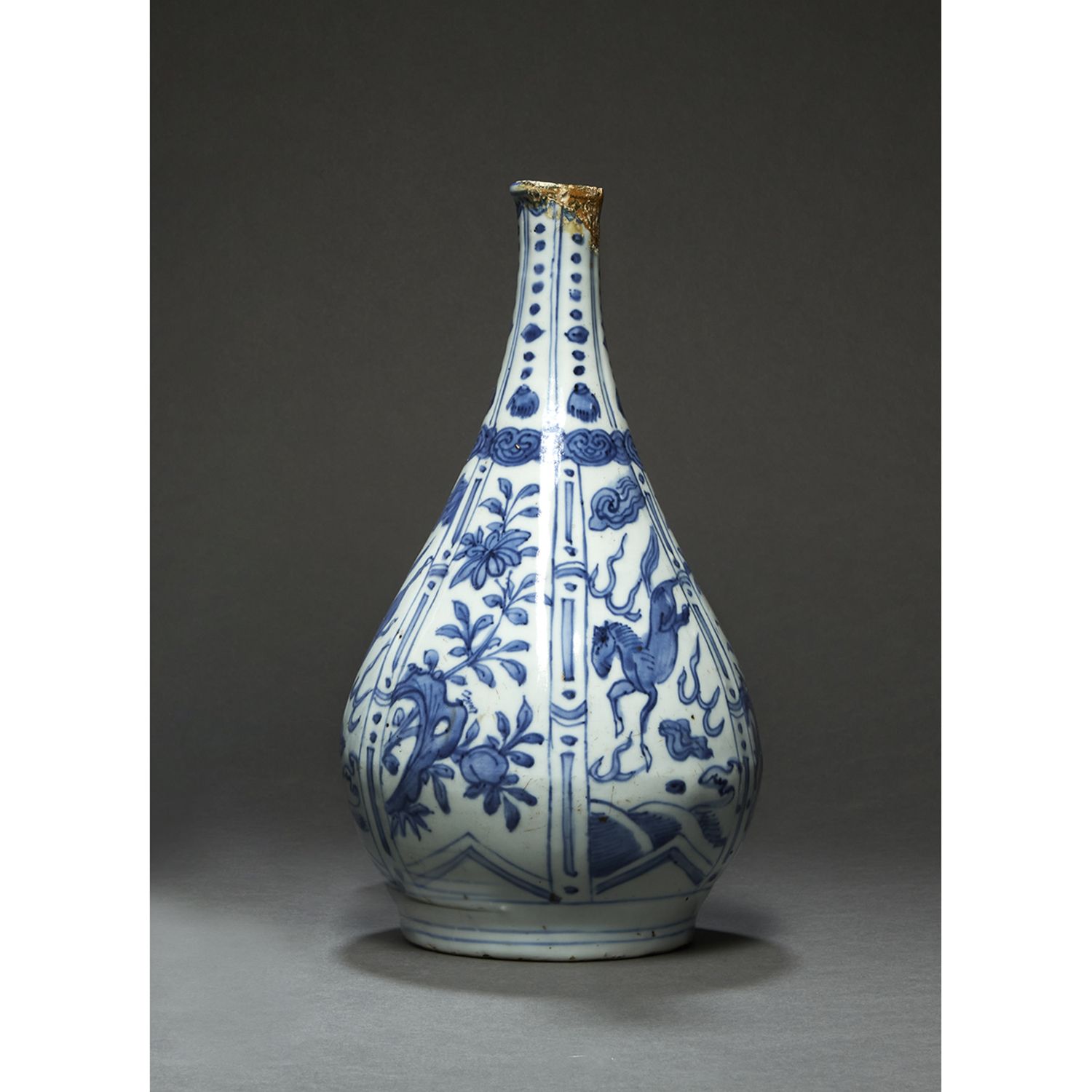 Null Vaso PIRIFORM di
in porcellana e smalto blu, con parete decorata da pannell&hellip;