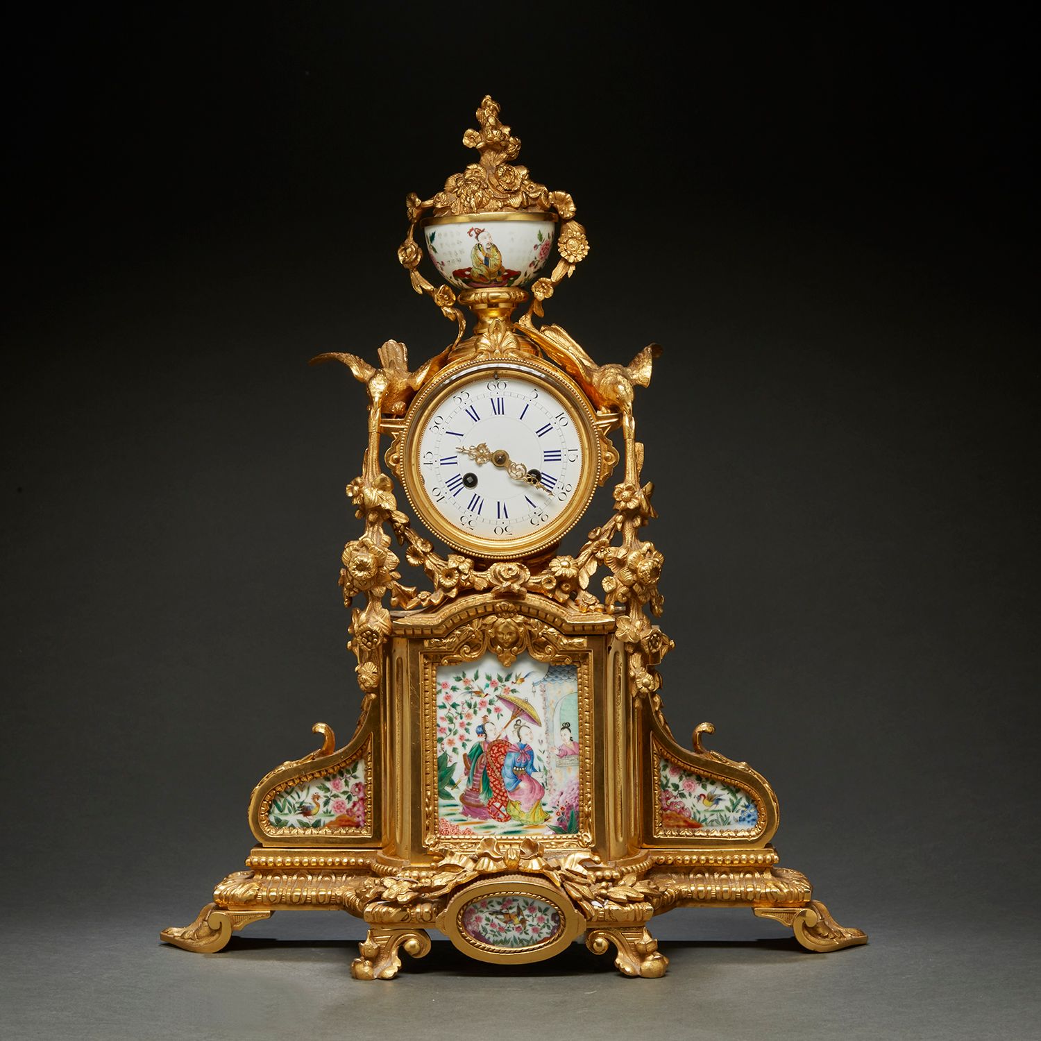 Null Un reloj de bronce dorado
decorado con dos águilas que sostienen guirnaldas&hellip;