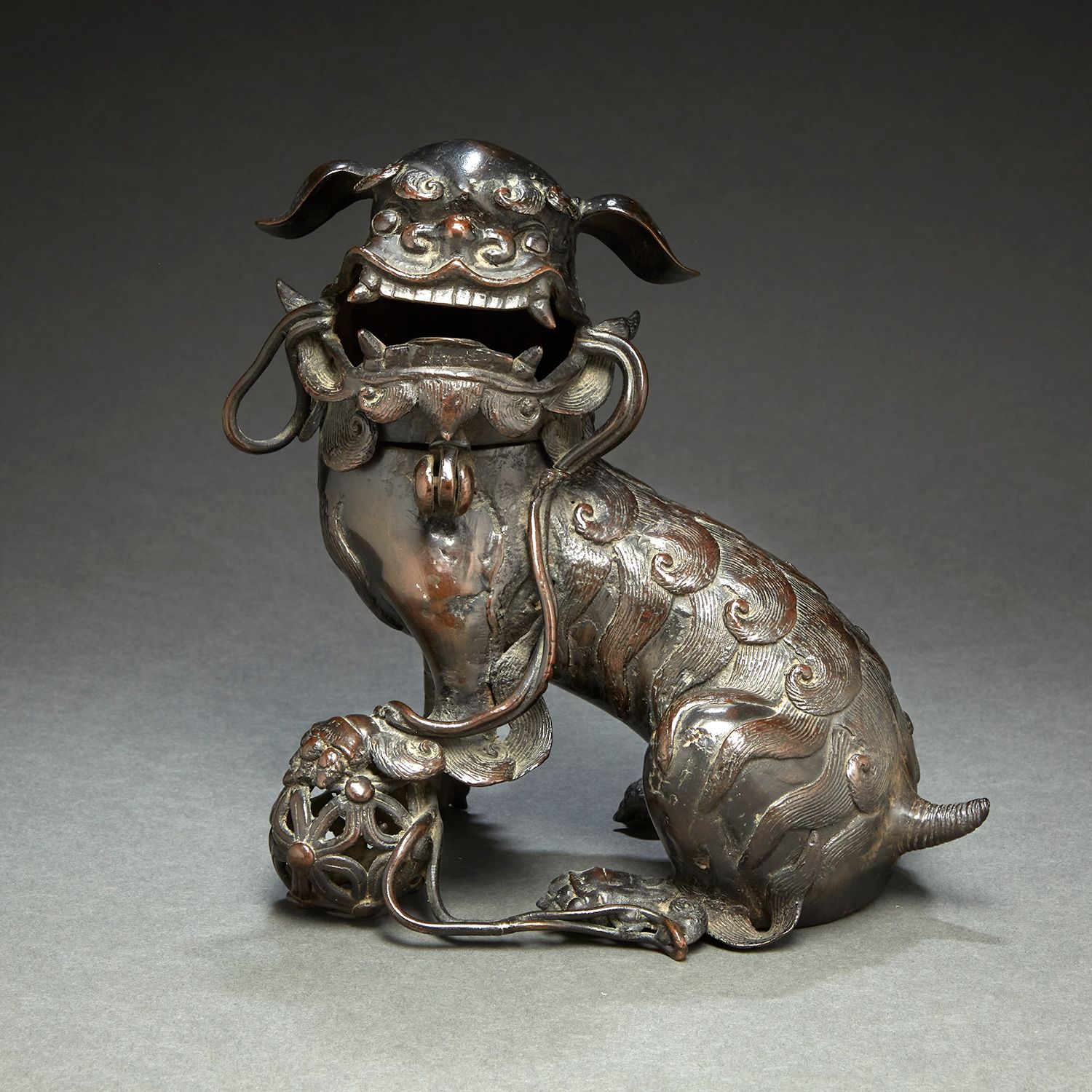 Null 一个棕色的青铜
蜡烛燃烧器，代表一只Fô狗，左前爪靠在镂空的球体上，头部可拆卸。
中国，清朝，19世纪。
狮子形青铜器，中国，19世纪。
高度。18厘&hellip;