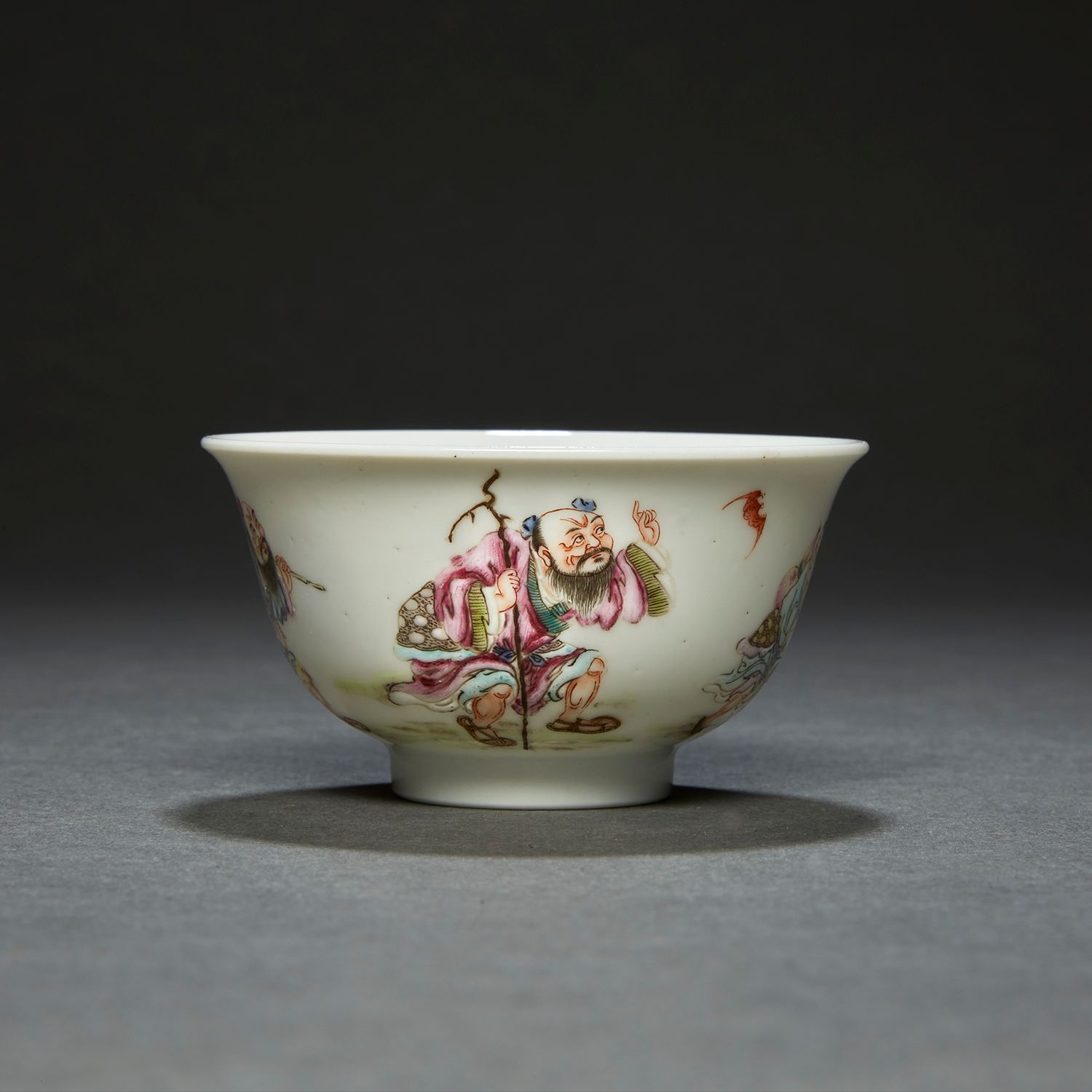 Null Pequeña taza de té de porcelana y esmalte policromado
de estilo famille ros&hellip;