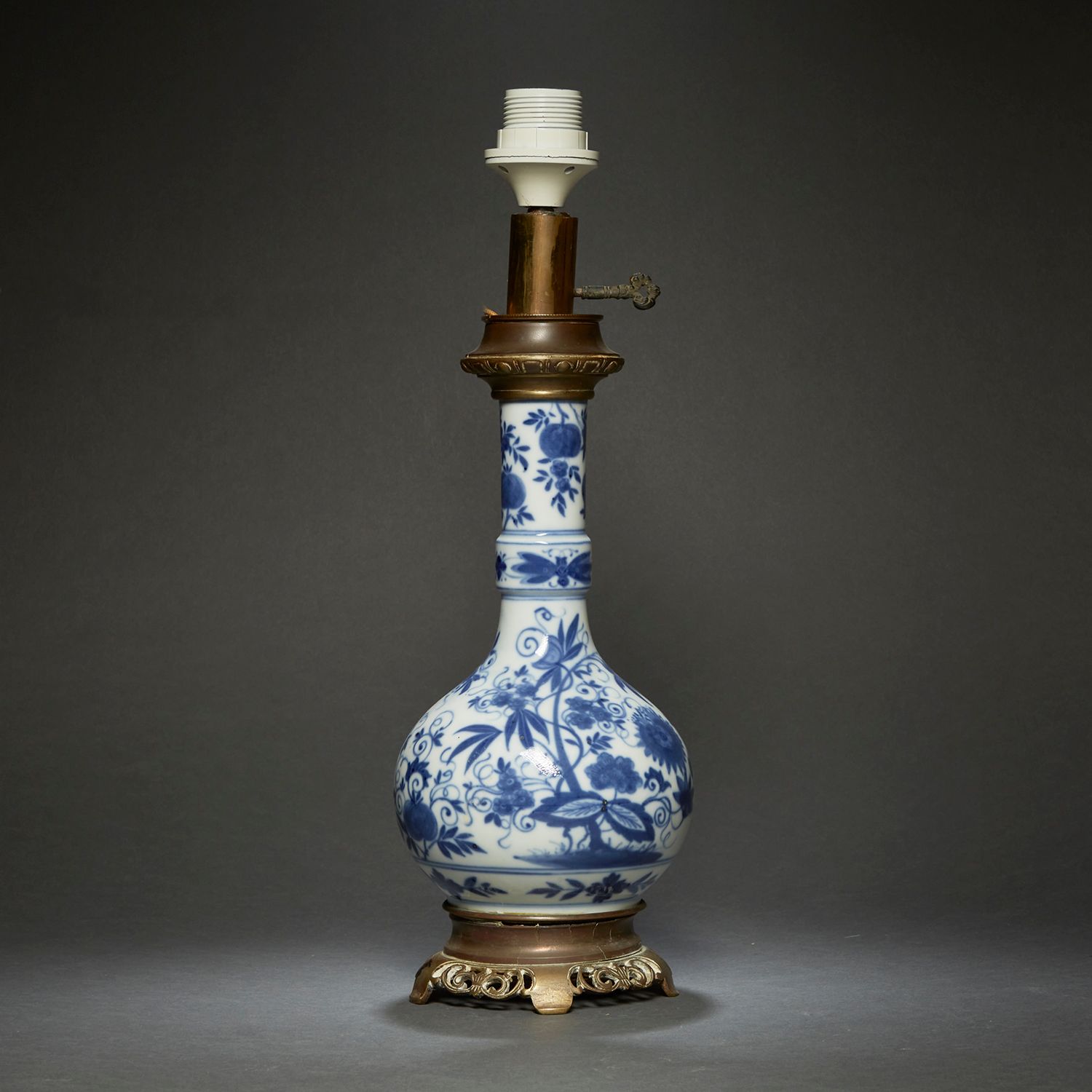 Null 一个青白瓷花瓶
，上面装饰着鲜花、水果、蝴蝶和叶子。
(安装成一盏灯)。
中国，19世纪。
青花瓷花瓶，中国，19世纪。
高度。25,5 cm (10&hellip;