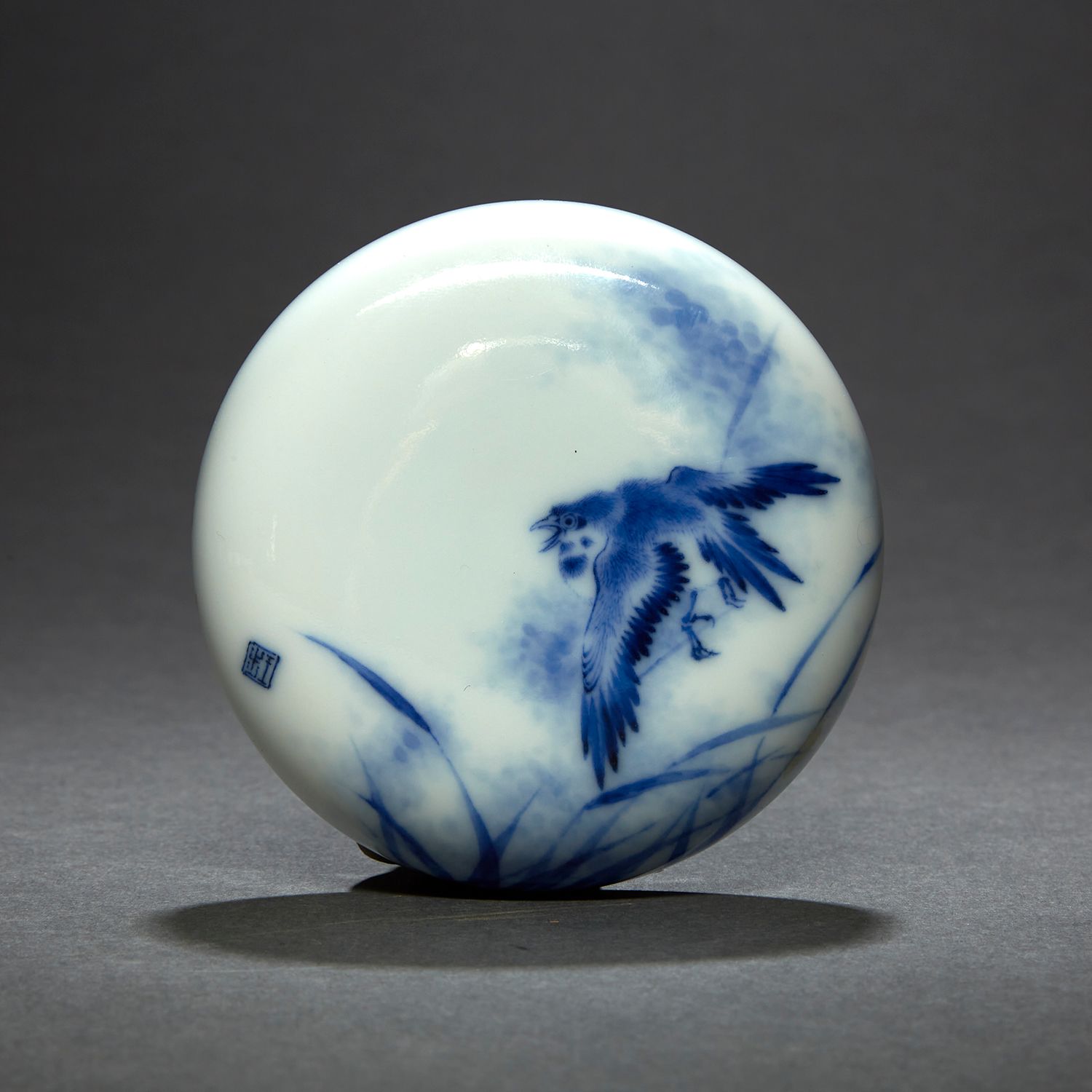 Null Scatola circolare in porcellana e smalto bianco-blu
, decorata con un uccel&hellip;