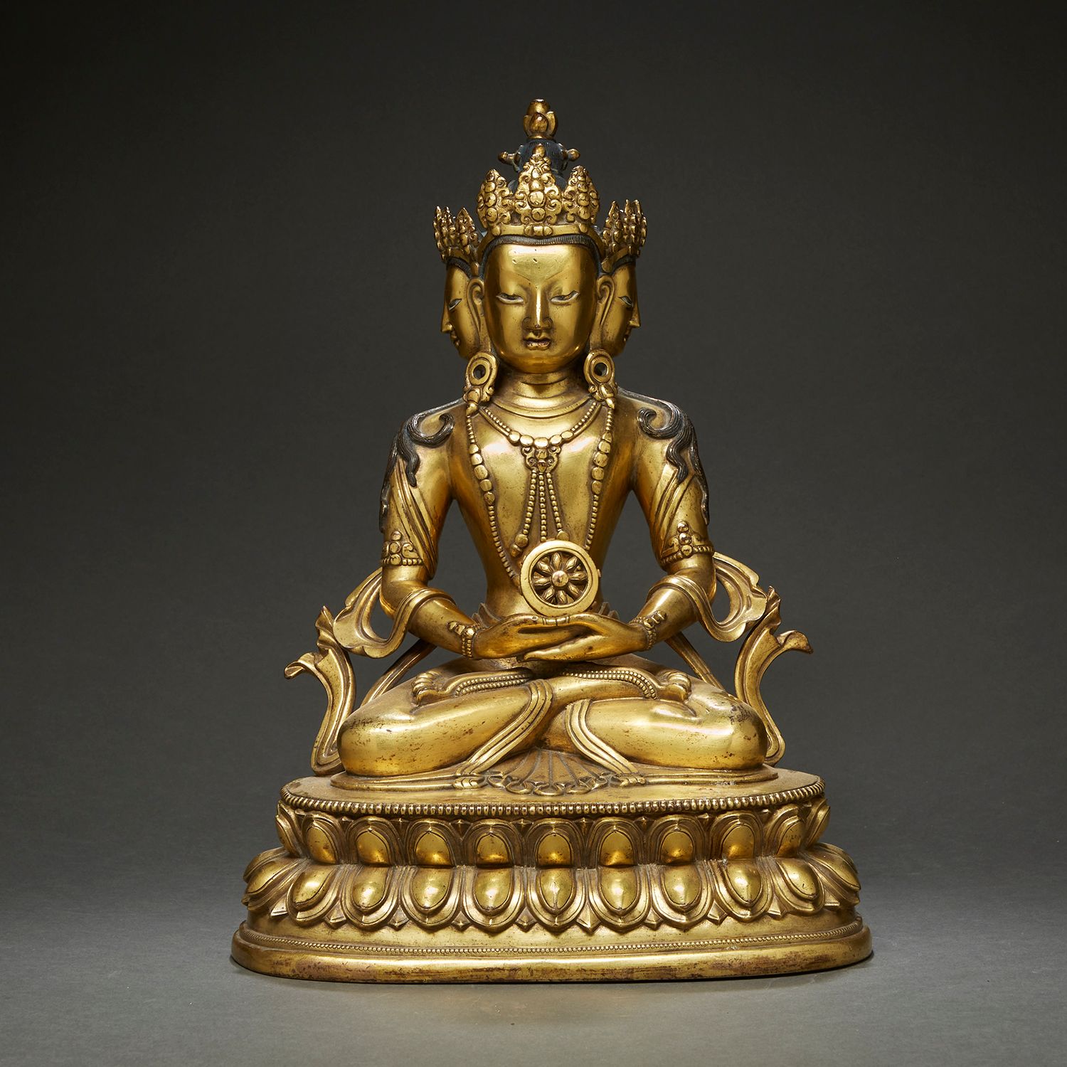 Null IMPORTANTE
bronzo dorato e lumeggiature a pigmento, raffigurante il Buddha &hellip;