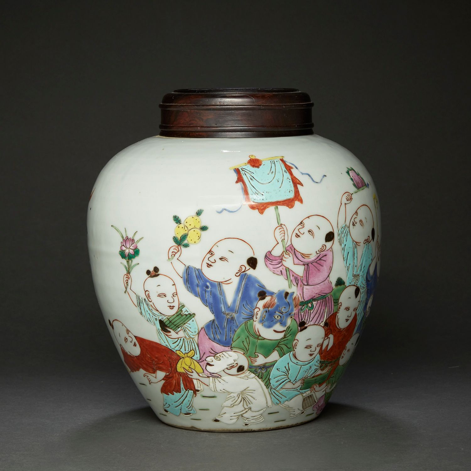 Null GINGER POT
in porcelain and polychrome enamels in the famille rose style, d&hellip;