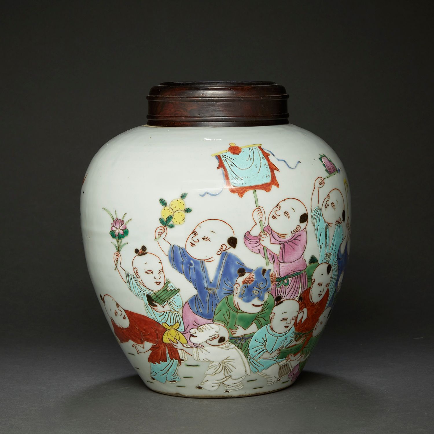 Null POT À GINGEMBRE
en porcelaine et émaux polychromes dans le style de la fami&hellip;