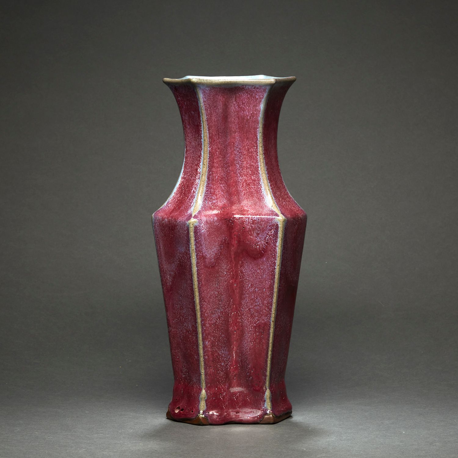 Null 紫色和蓝色的火焰瓷器OCTOGONAL花瓶

中国，20世纪。
珐琅彩八角形花瓶，中国，20世纪。
高度。29,5 cm (11 5/8 in)