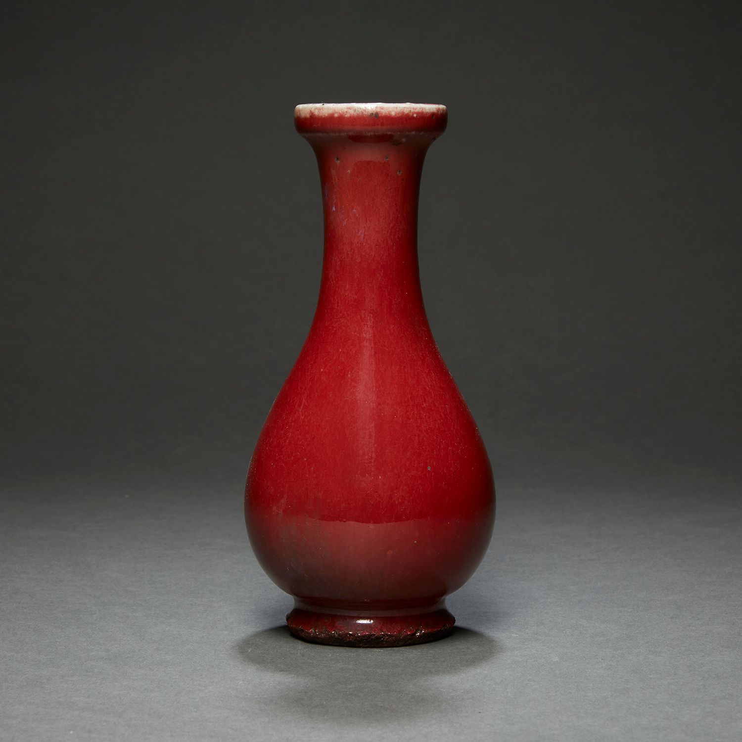 Null 一个小的长颈花瓶
，用瓷器和红色和紫色的火焰珐琅。
 （烧制缺陷）。
中国，19世纪末。
火焰珐琅彩瓷瓶，中国，19世纪末。
高度。18厘米（7 1/&hellip;