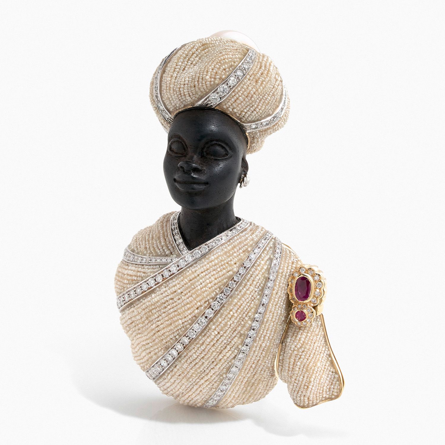 Null CODOGNATO - 1980年
杰出的 "MORETTO "珍珠夹
头部是乌木雕刻的，长袍和头巾上有精美的珍珠种子和明亮切割的钻石线条。扣子上镶嵌&hellip;
