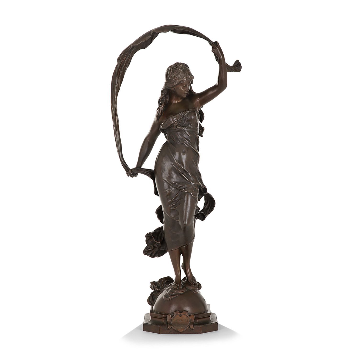 Null AUGUSTE MOREAU (1834-1917)
La Brise
棕色铜锈的铜器。
签名："奥古斯特。莫罗。"在半球体上。
正面有一个圆拱形的标&hellip;