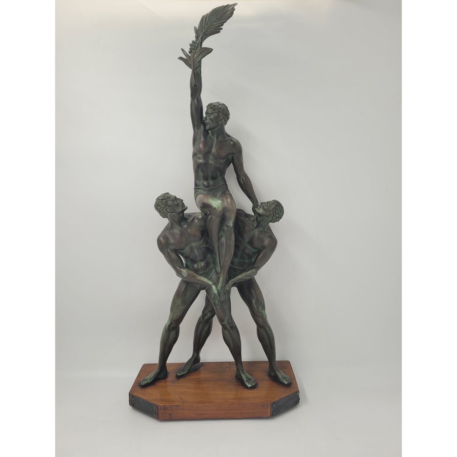 Pierre LE FAGUAYS (1892 - 1962) "Trophée" Sculpture en fonte de fer figurant deu&hellip;