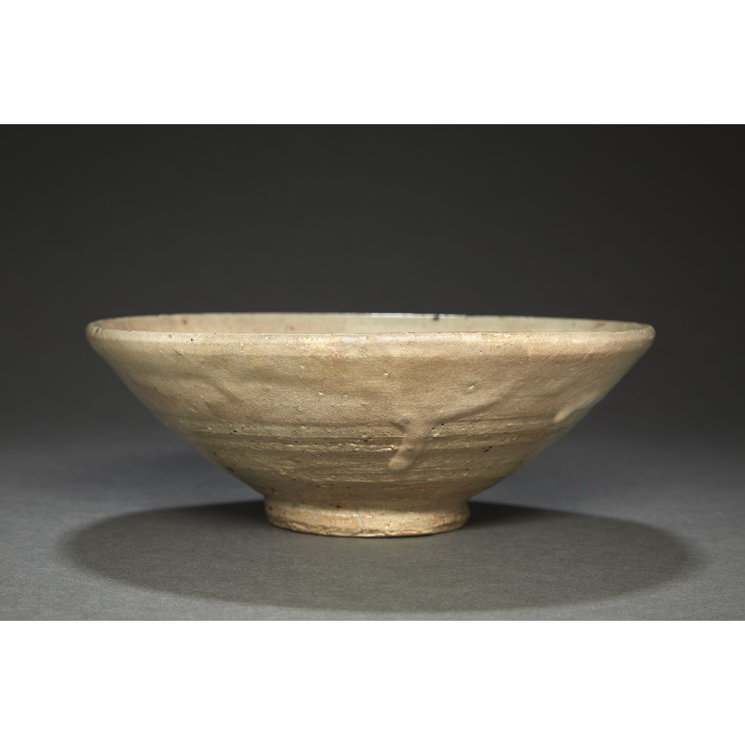 Null AMAMORI型杯
，青瓷和米色釉陶，裂纹地，轻轻撒上棕色和小烧孔的AMAMORI型（日文名称）。
韩国，为日本，高丽时期，16世纪。
青花瓷和米色釉&hellip;