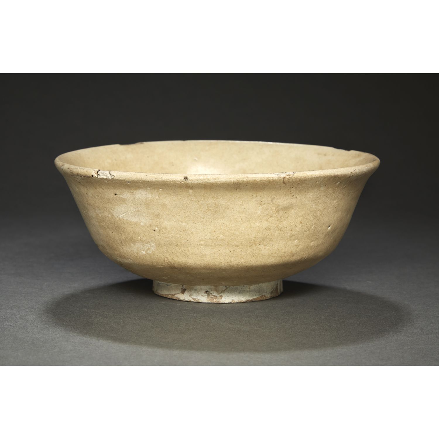 Null 

 （釉面瑕疵和破损）。一个座上的奶油色釉陶杯。韩国，早期朝鲜时期，15世纪。奶油釉炻器碗，韩国，15世纪。DIAM。15,5 cm (6 1/8 &hellip;