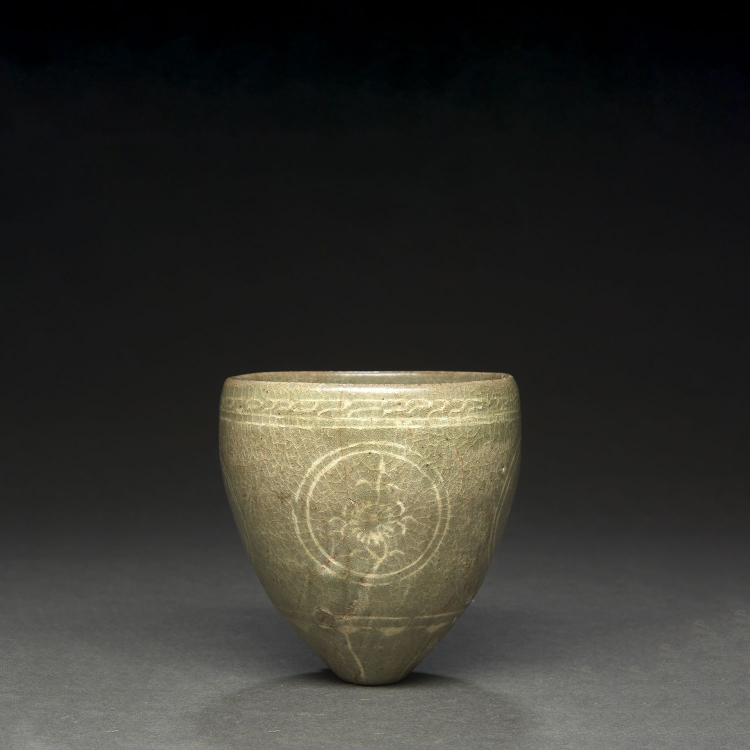 Null 一个白色和青瓷釉的瓷杯
，圆边从平点向上翻到弧形边缘，饰有花纹的奖章。
韩国，高丽王朝，13-14世纪。
镶嵌青瓷的马镫杯，韩国，13-14世纪。
高&hellip;