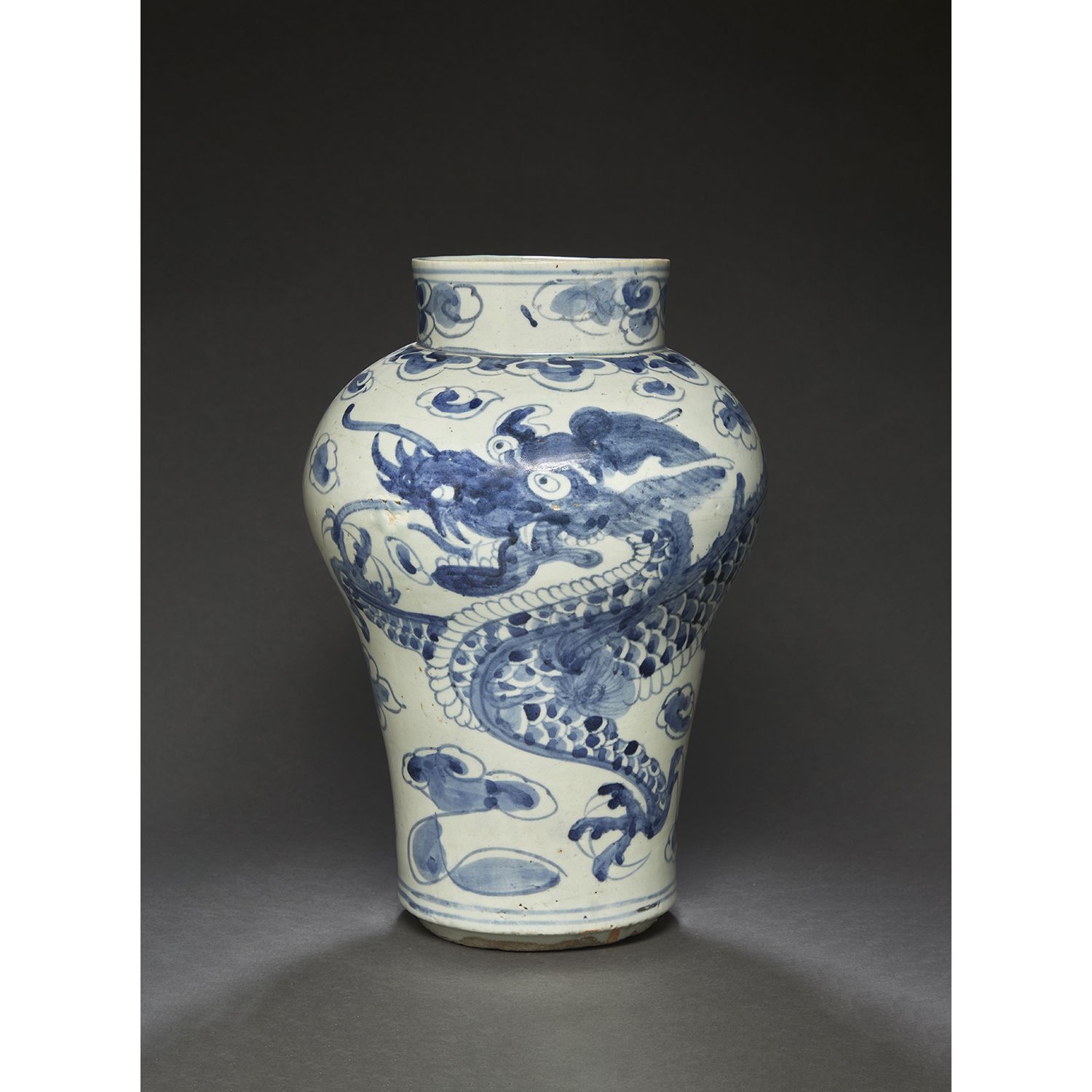 Null 一个大的
瓷器和蓝白珐琅罐，有一个圆柱形的颈部和脚跟，罐身装饰有一条大龙在风格化的云朵中飞翔。
韩国，朝鲜，18世纪末-19世纪初。
大青花云龙纹储物&hellip;