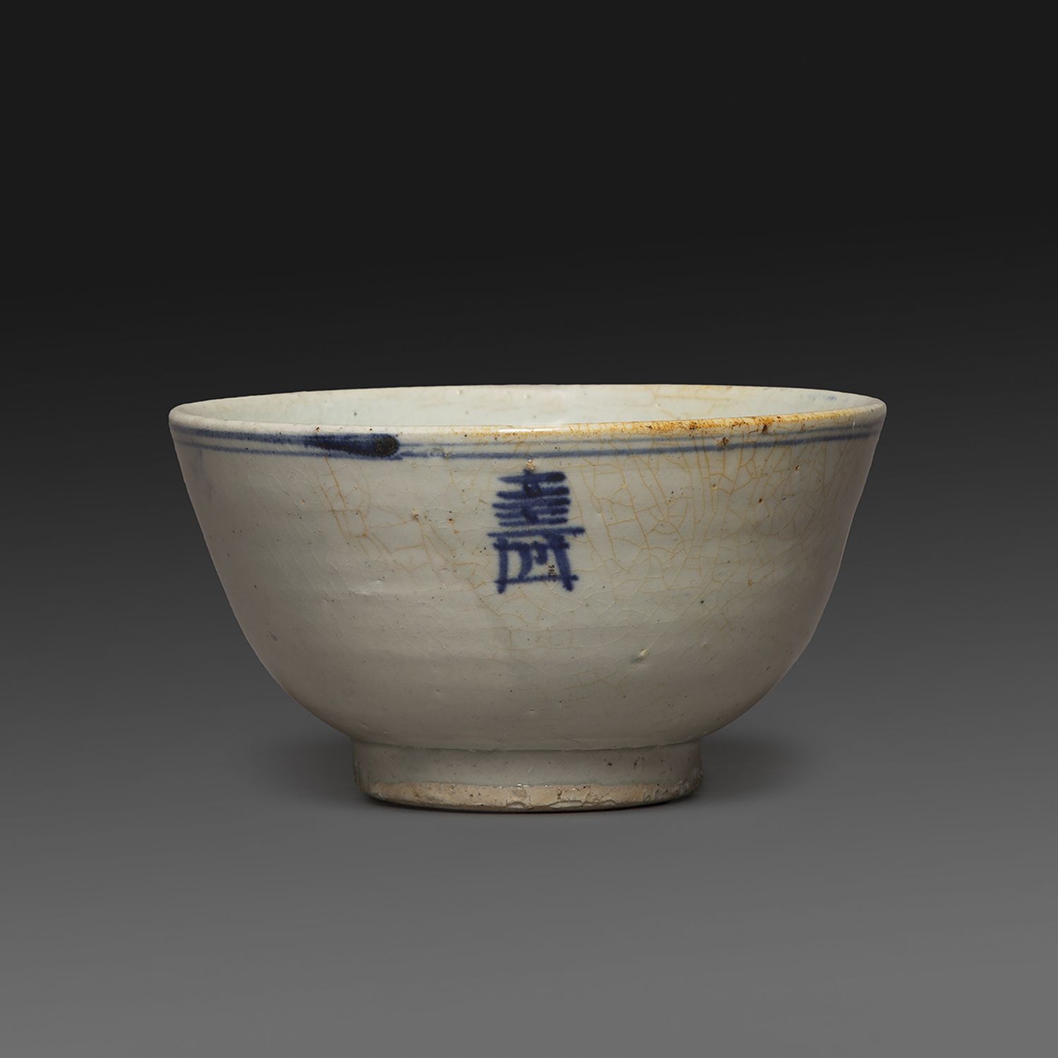 Null 一个炻器杯
，釉下有造型的 "苏 "字，边缘有两个蓝色的细丝。
 （有两条裂缝，脚跟有两个小缺口）。
韩国，朝鲜时期，18-19世纪。
一个 "苏 "&hellip;