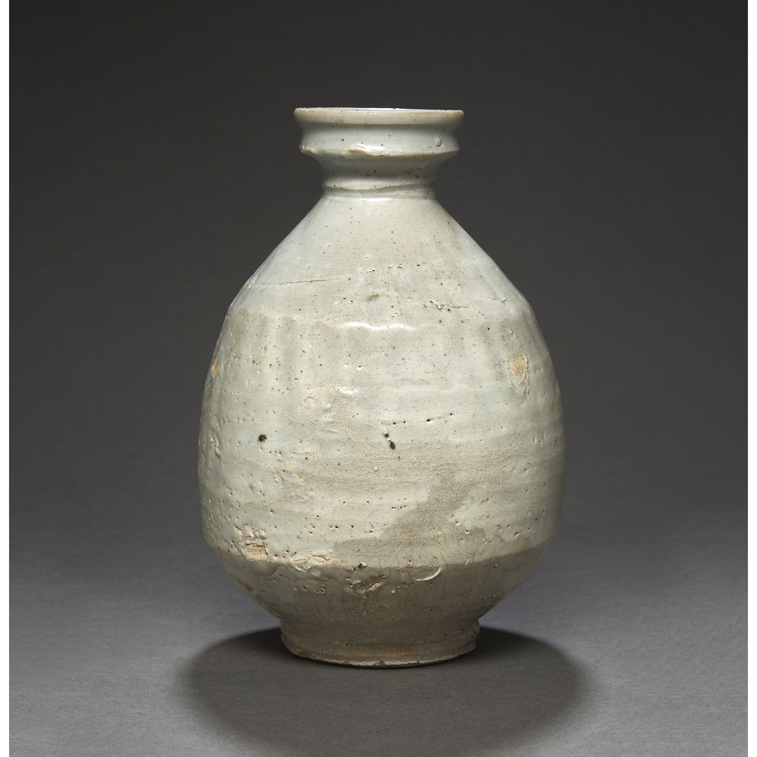 Null 一个
瓷器和灰色青瓷搪瓷瓶。
 （下部有裂缝，烧制时有缺陷）。
韩国，乔森时期。
灰色青瓷釉瓶，韩国，Joseon时期。
DIAM。21厘米（8 1/&hellip;
