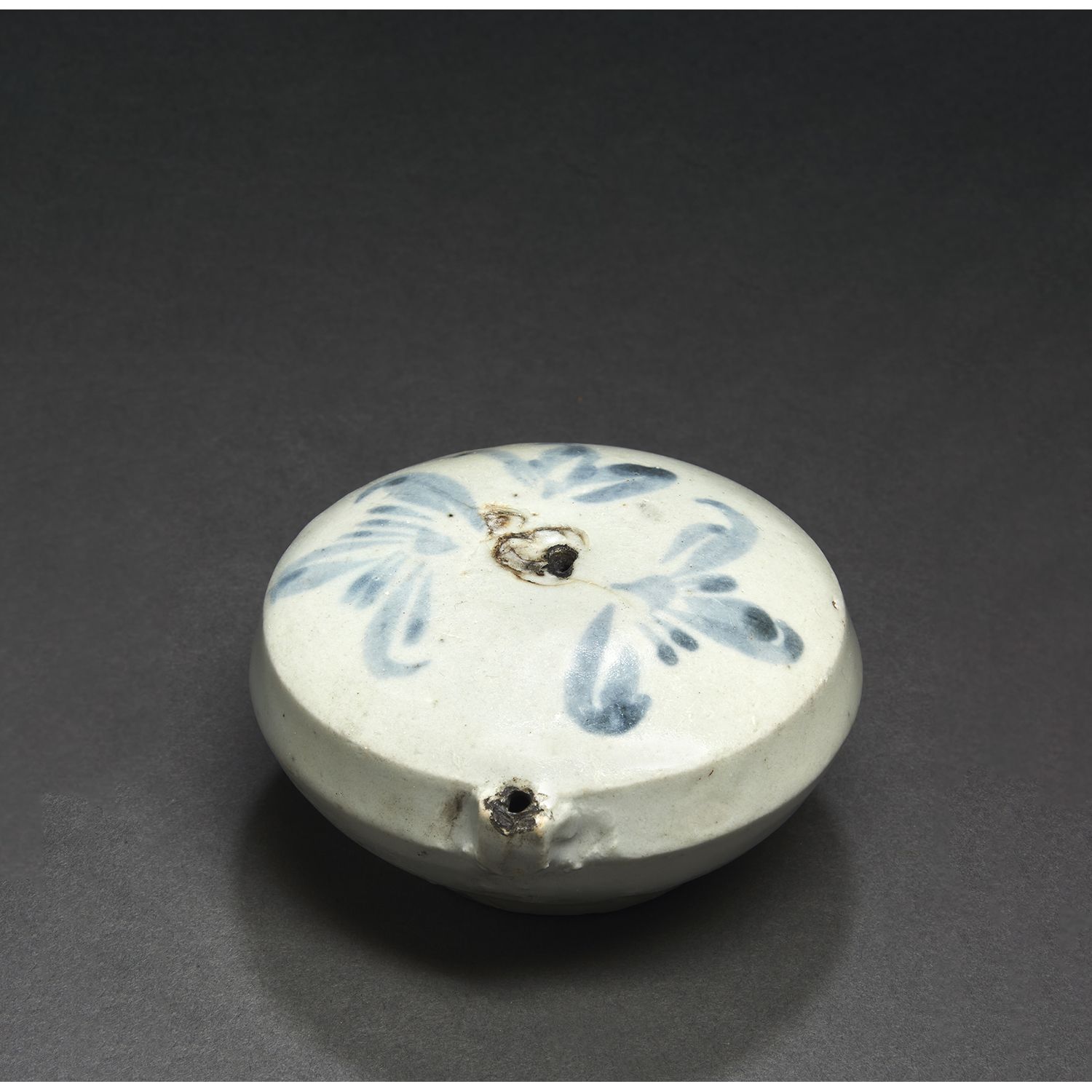Null COMPTE-GOUTTES GLOBULAIRE
en porcelaine et émaux bleu blanc, à décor de fle&hellip;