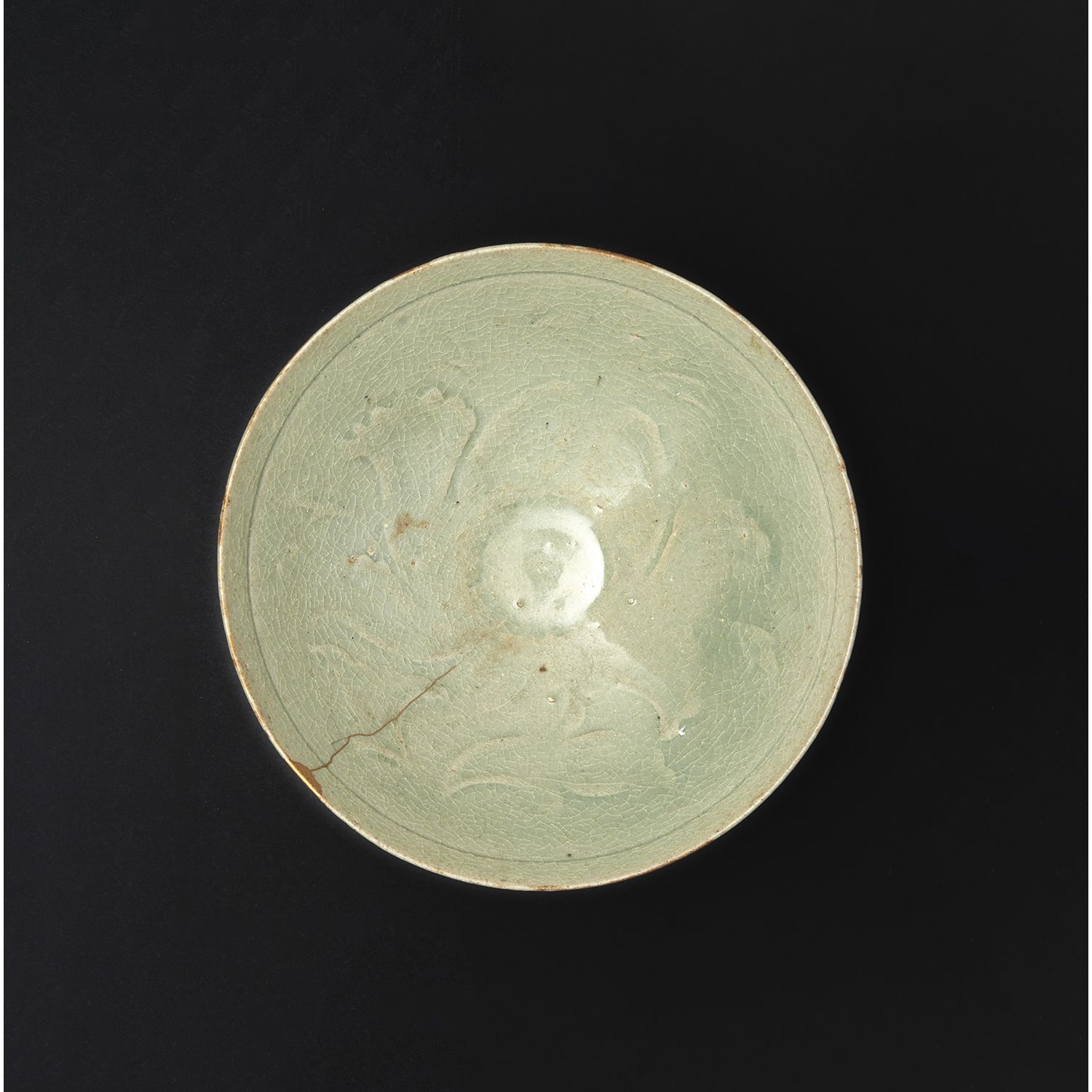 Null 一个青瓷釉面的石器杯，颈部有波纹
，背景是裂纹，模压并有花纹。
(旧的恢复到黄金)。
韩国，高丽风格，朝鲜时期，18世纪。
青瓷釉里红花瓷碗，韩国，1&hellip;