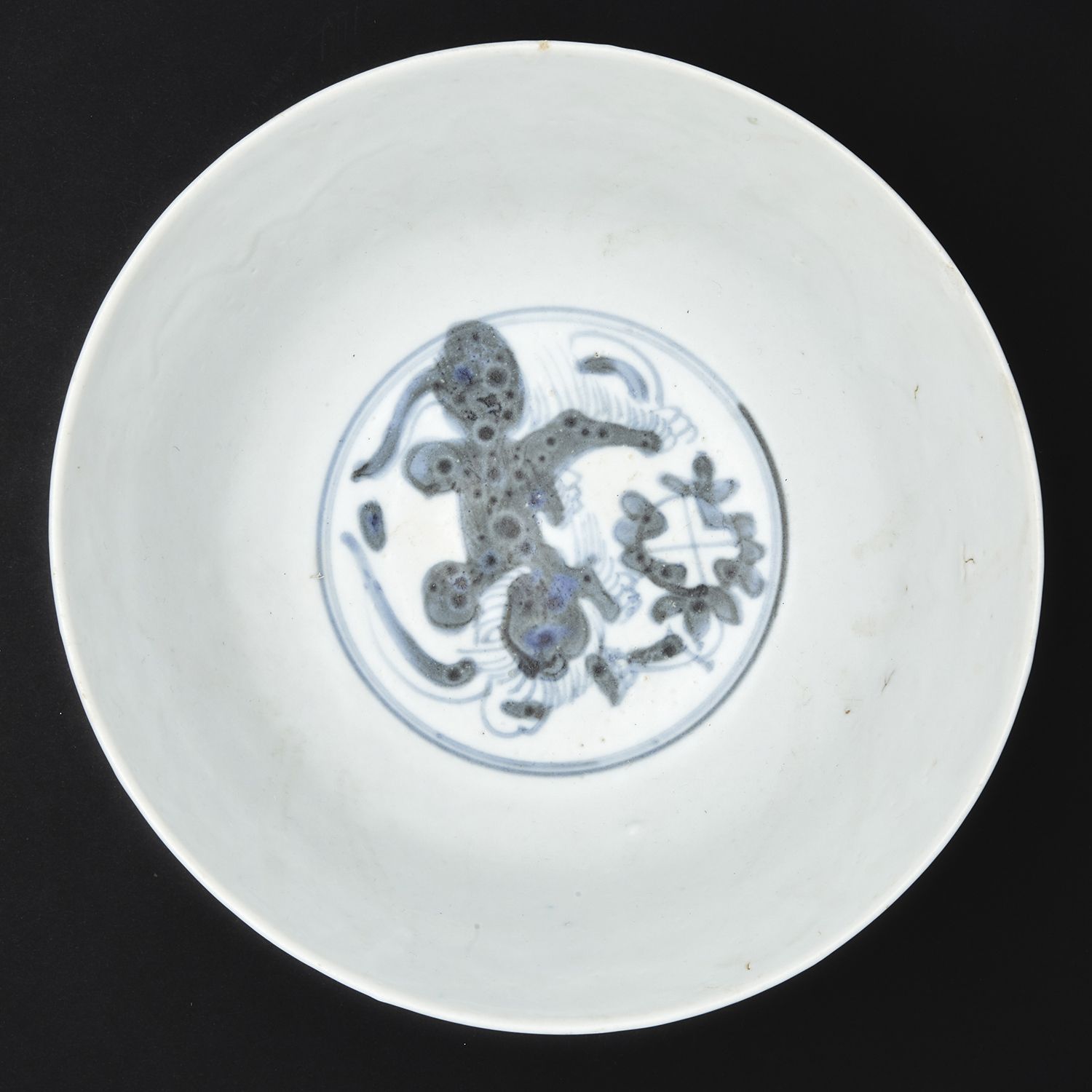 Null 
蓝釉瓷碗，有狮子打球的图案。
 （边缘有小缺口，有烧制缺陷）。
韩国，乔森时期。
青花瓷狮子碗，韩国，Joseon时期。
DIAM。19,7 cm &hellip;