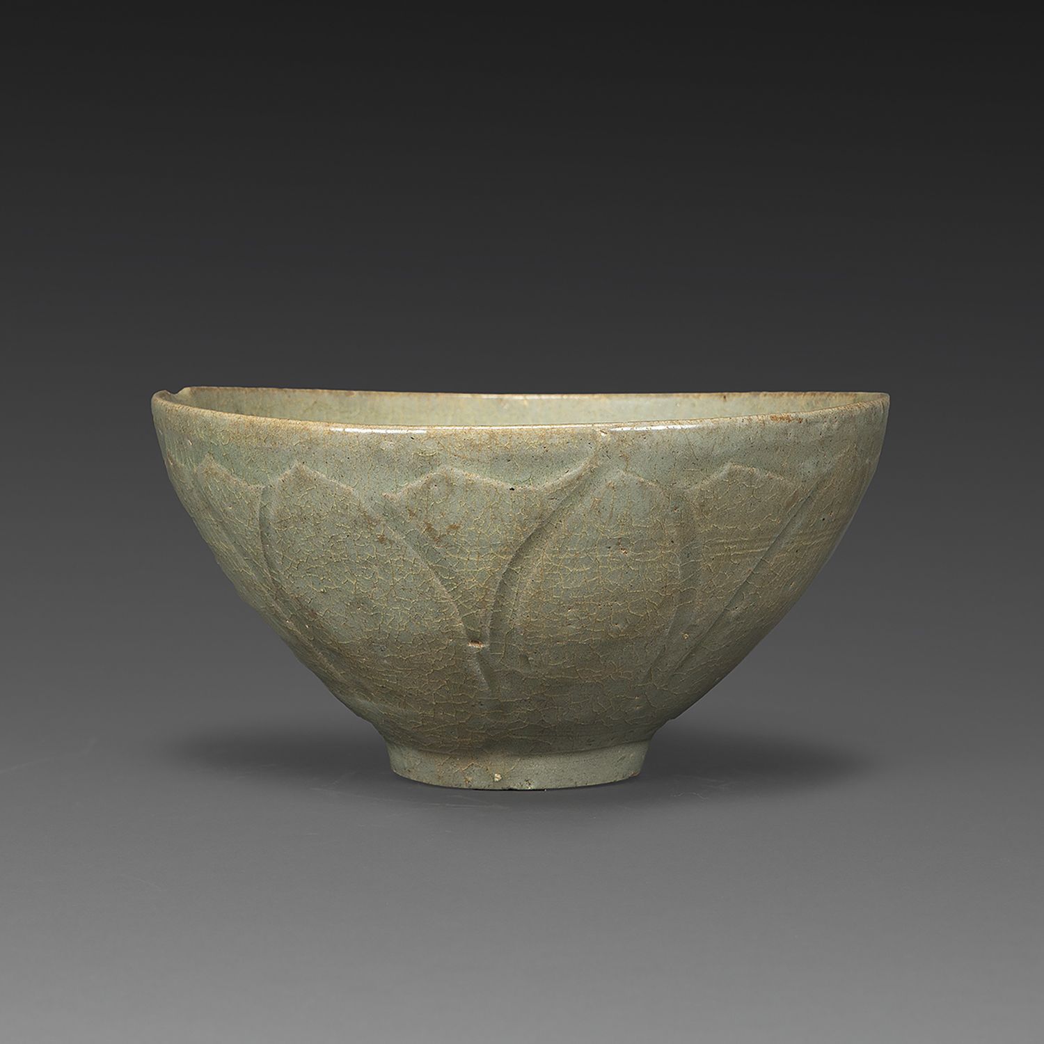 Null 一个青瓷釉面的石器
，有模制的莲花瓣装饰。
韩国，高丽时期，13世纪。
青瓷釉里红莲花杯，韩国，13世纪。
DIAM。15,9 cm (6 1/4 i&hellip;