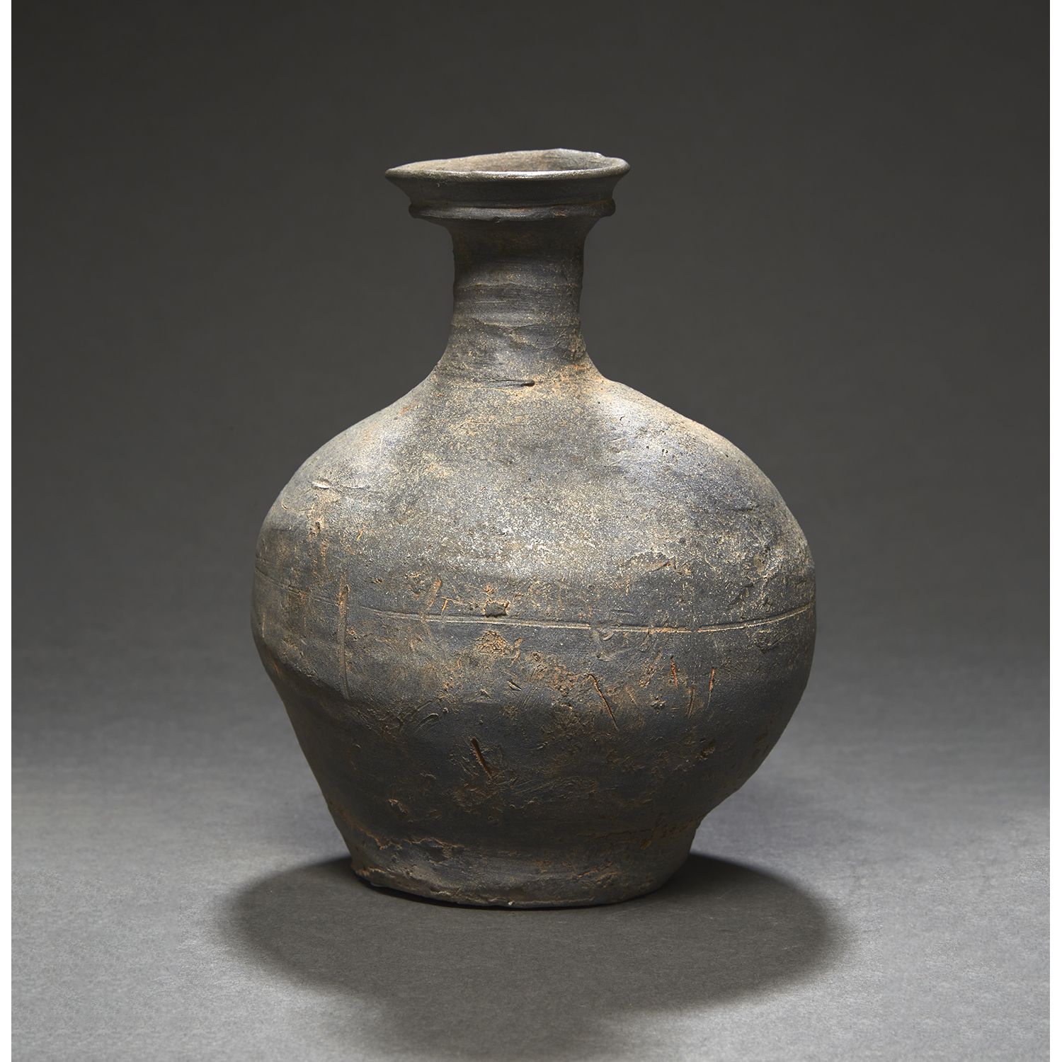 Null SMALL GLOBULAR OIL VASE
，深灰色石器。
韩国，新罗时期。
灰陶球状油瓶，韩国，新罗时期。
高度。15厘米（5 15/16英寸）
