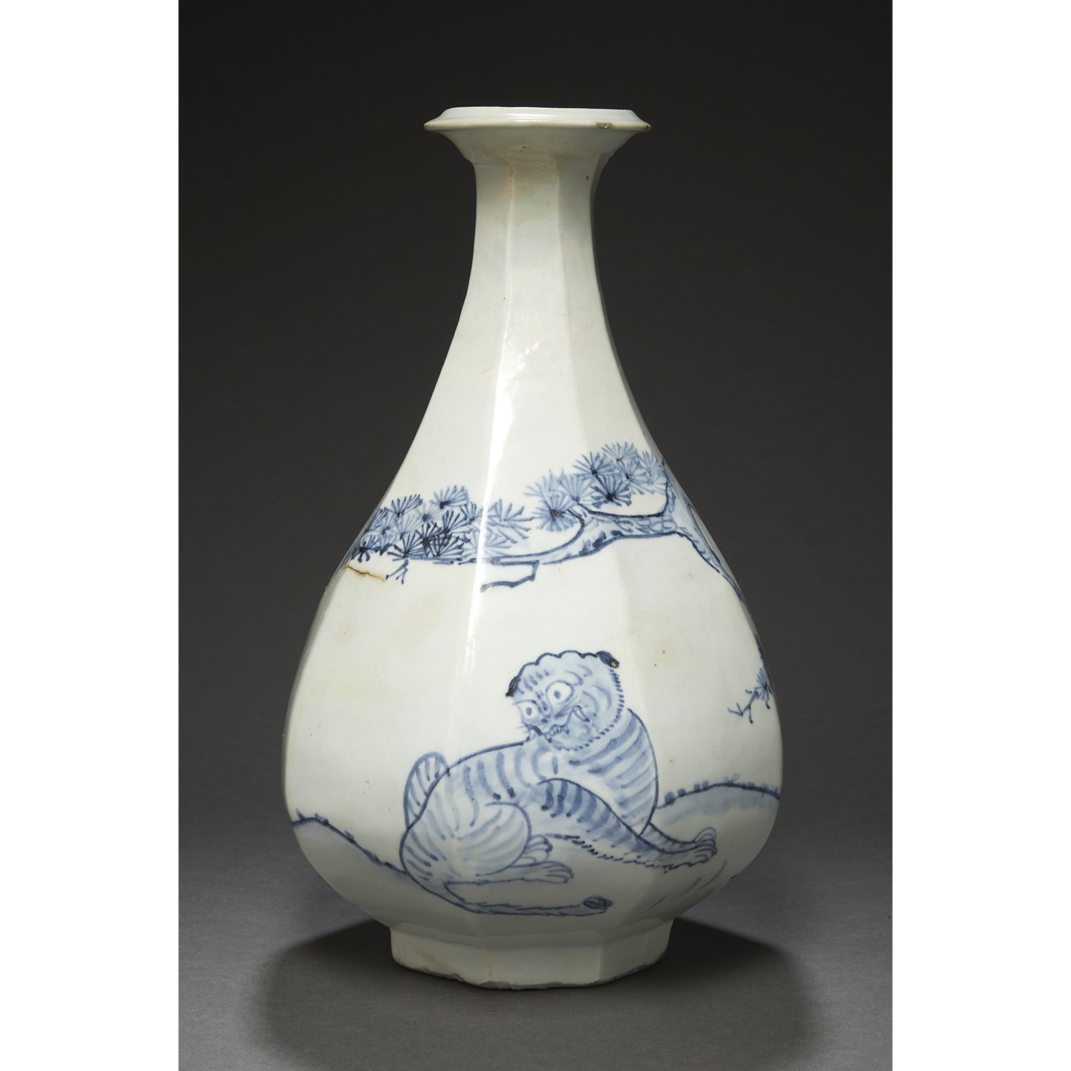 Null Vaso in porcellana smaltata bianco-blu
decorato con una giovane tigre che r&hellip;