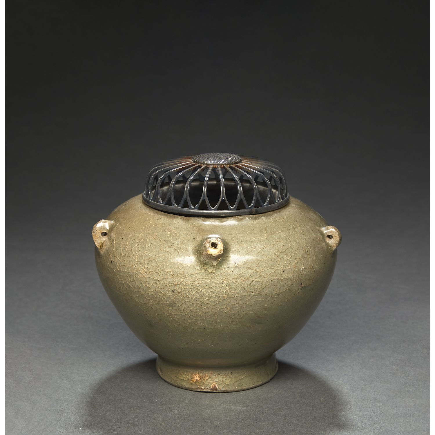Null 小型青瓷釉陶器
，翼形器身装饰有三个把手和一个小水口，带有日本的镂空金属盖。
 （裂纹，烧制缺陷）
韩国，高丽时期，12世纪。
青花瓷釉面球状炻器，韩&hellip;