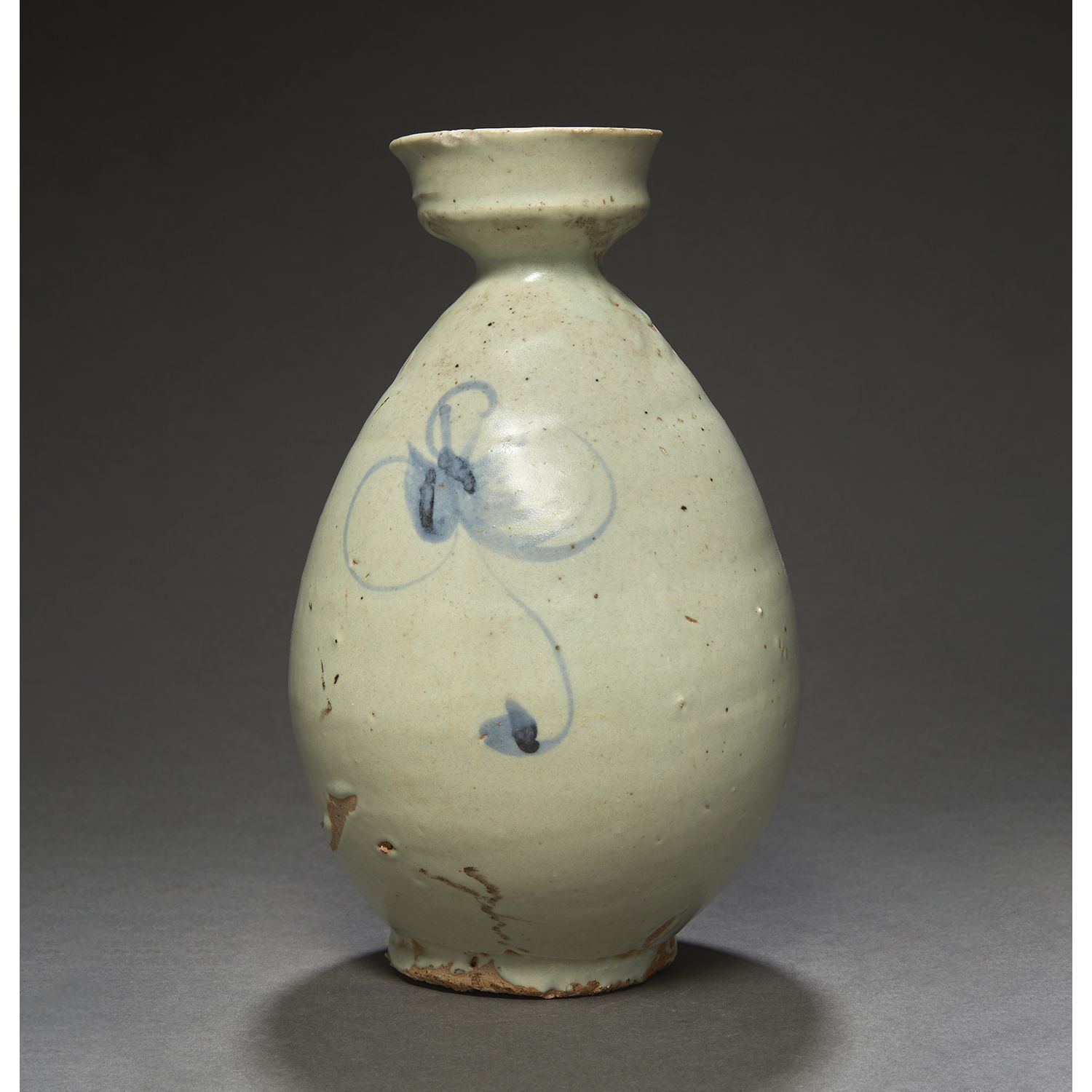 Null 一个小颈瓶
瓷器和釉下蓝色珐琅，装饰有风格化的花朵。
(颈部有缺口，烧制缺陷）。
韩国，朝鲜时期，18世纪末至19世纪初。
青花瓷花瓶，韩国，18世纪&hellip;