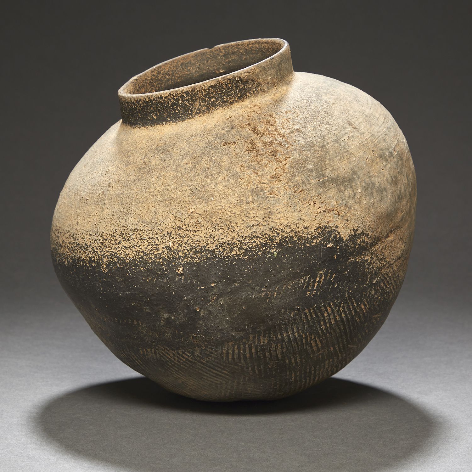 Null GLOBULARRE
，黑色石器，器身下部有梳子装饰。有一个小的脖子。
 （畸形）。
韩国，新罗时期，4-5世纪。
黑色圆球状储存石器罐，韩国，4-5&hellip;