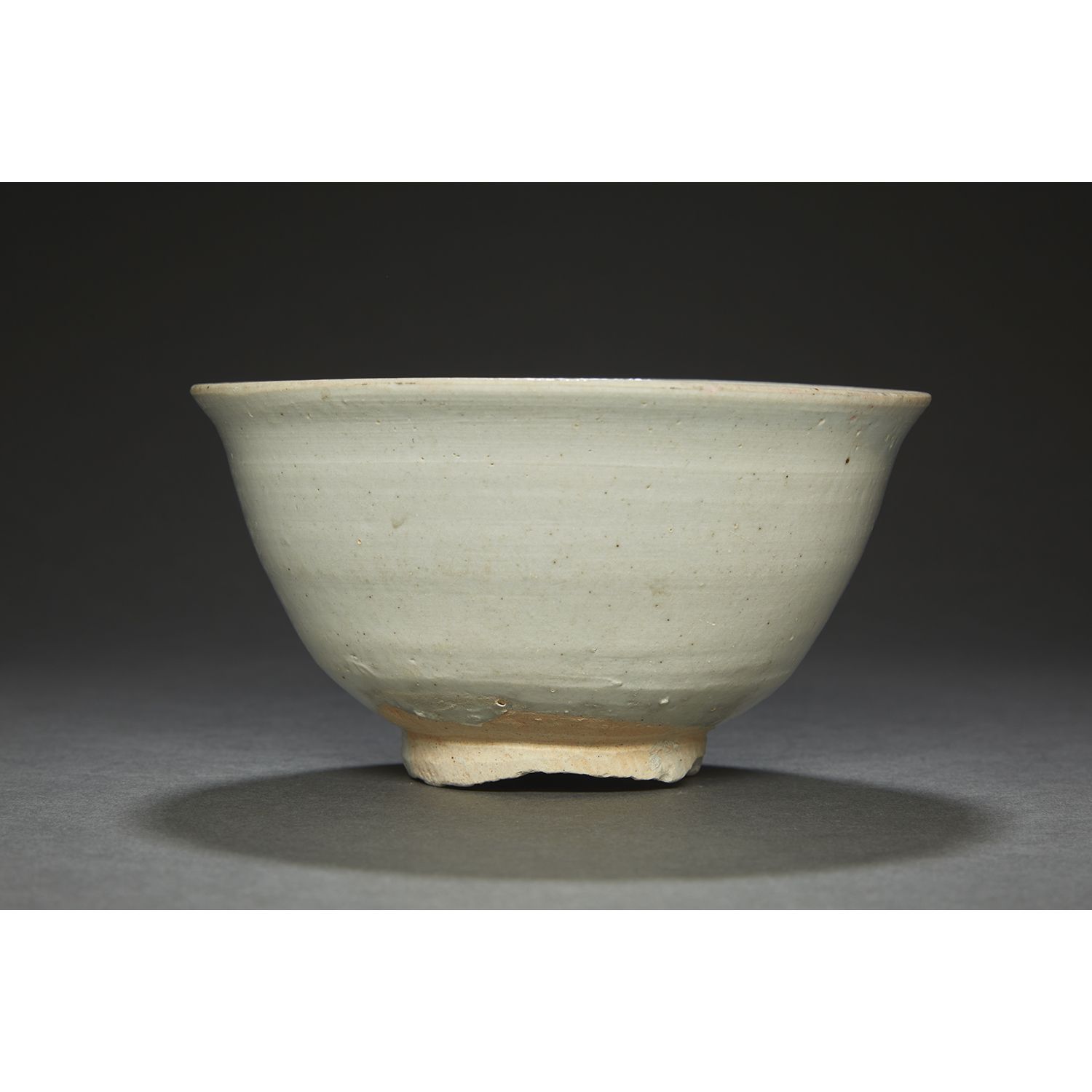 Null 瓷器和白搪瓷碗
。
 （裂缝贯穿，有缺口）。
韩国，朝鲜时代后期。
白釉瓷碗，韩国，晚期选择时期。
DIAM。13,8 cm (6 1/8 in.)
