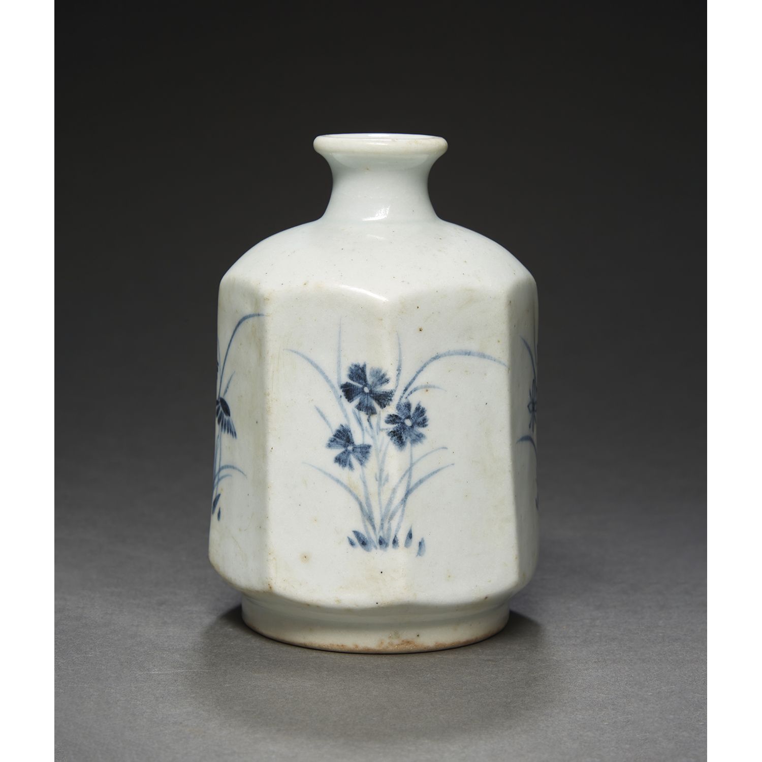 Null OCTOGONAL BOTTLE WITH SMALL NECK
in porcelain and blue-white enamels, decor&hellip;