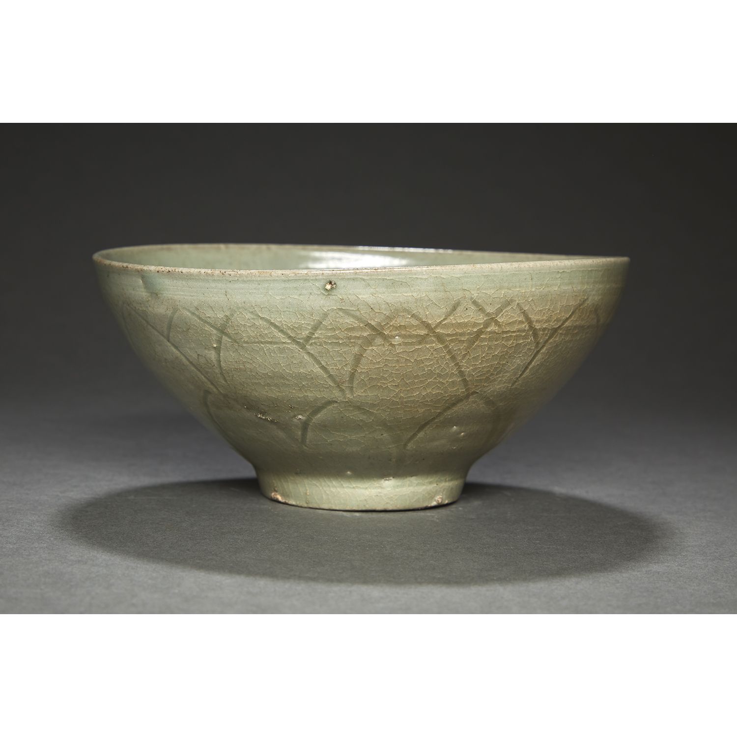 Null 
 （烧制缺陷）。一个石器
杯，在裂纹地上施橄榄绿釉，背面有风格化的莲花花瓣。
韩国，高丽时期，16世纪。
绿色釉面陶瓷碗，韩国，16世纪。
DIAM&hellip;