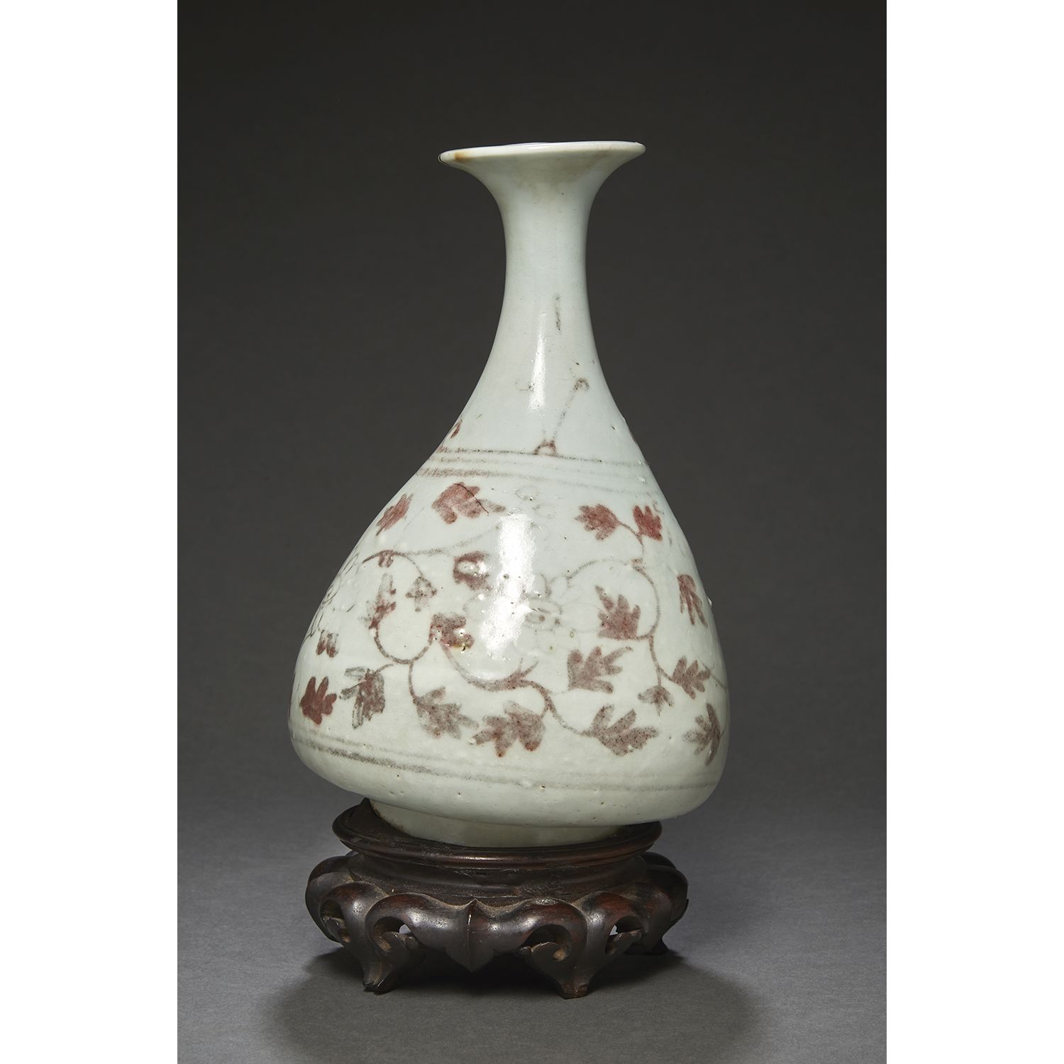 Null 白釉炻器
花瓶，铜红色的花和叶子的装饰。与它的木质底座。
 （底座变形）。
韩国，朝鲜早期，15世纪。
铁红花纹陶瓷花瓶，韩国，15世纪。
高度。20&hellip;