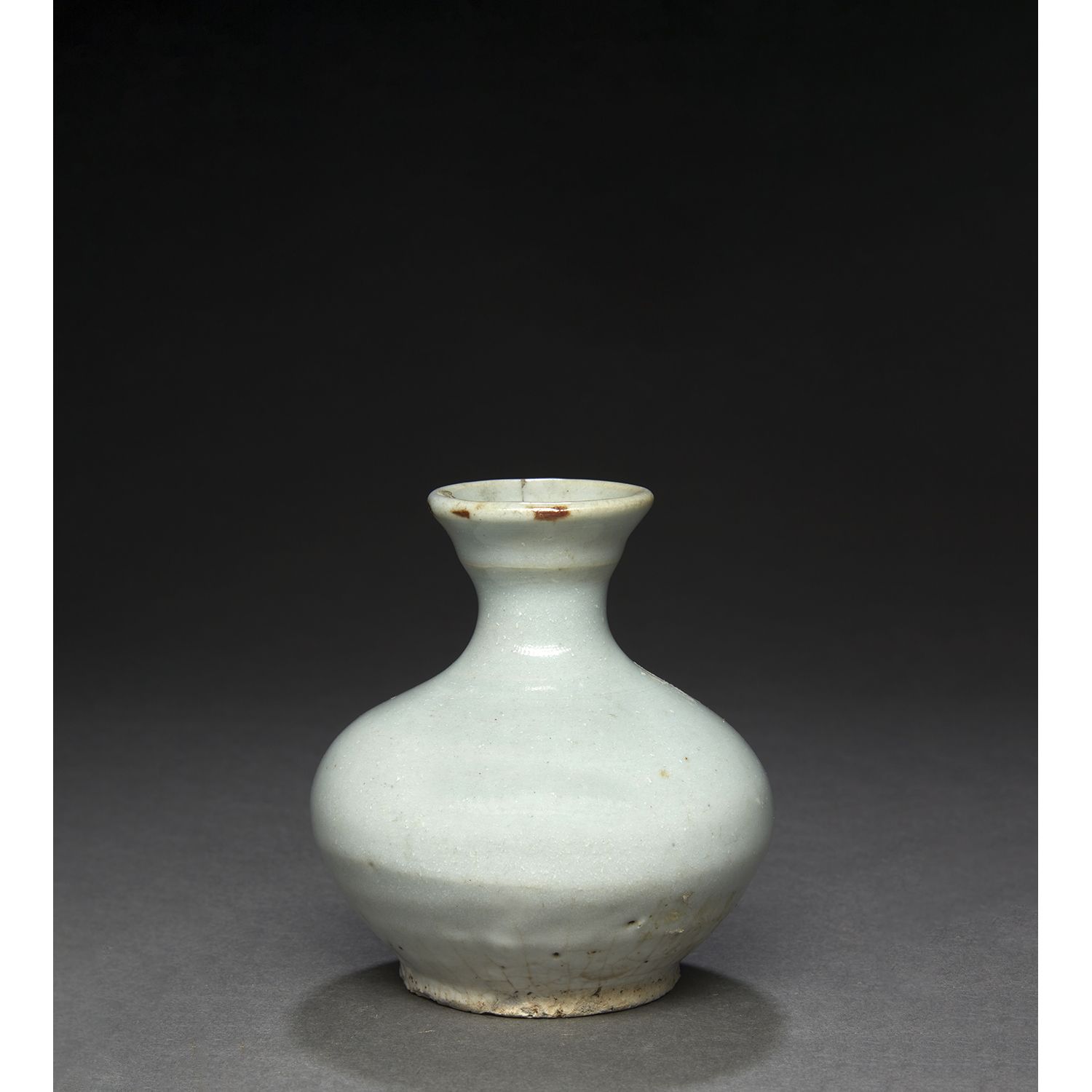 Null 
 （裂缝）。一个小的白釉瓷
油壶，有一个小脖子。
韩国，朝鲜时期，19世纪。
白釉瓷油瓶，韩国，19世纪。
高8.9厘米（3 1/2英寸）。
