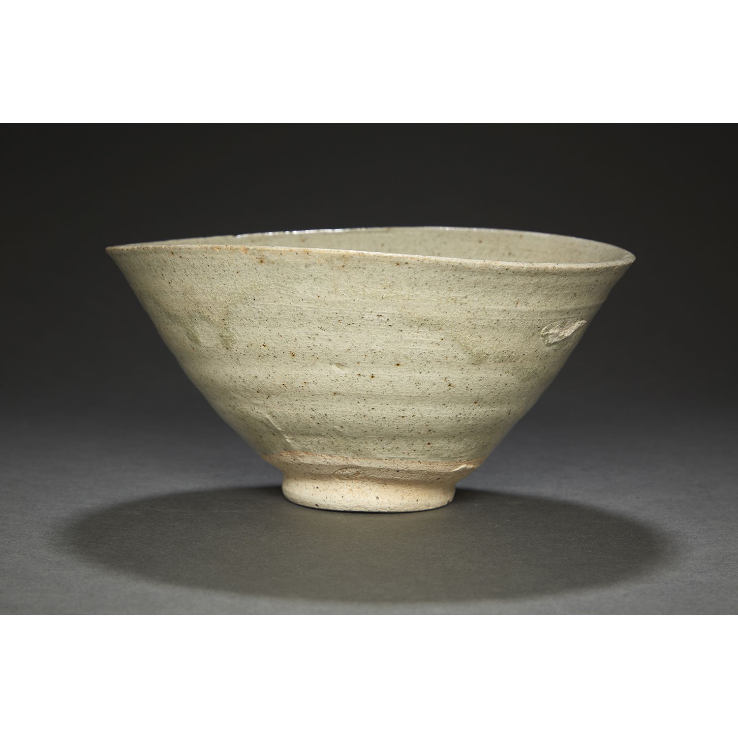 Null 
米色和橄榄绿釉面炻器碗。
 （碎片，烧制缺陷）。
韩国，乔森时期。
米色和绿色釉面陶瓷碗，韩国，Joseon时期。
DIAM。16,1厘米（6 5/&hellip;