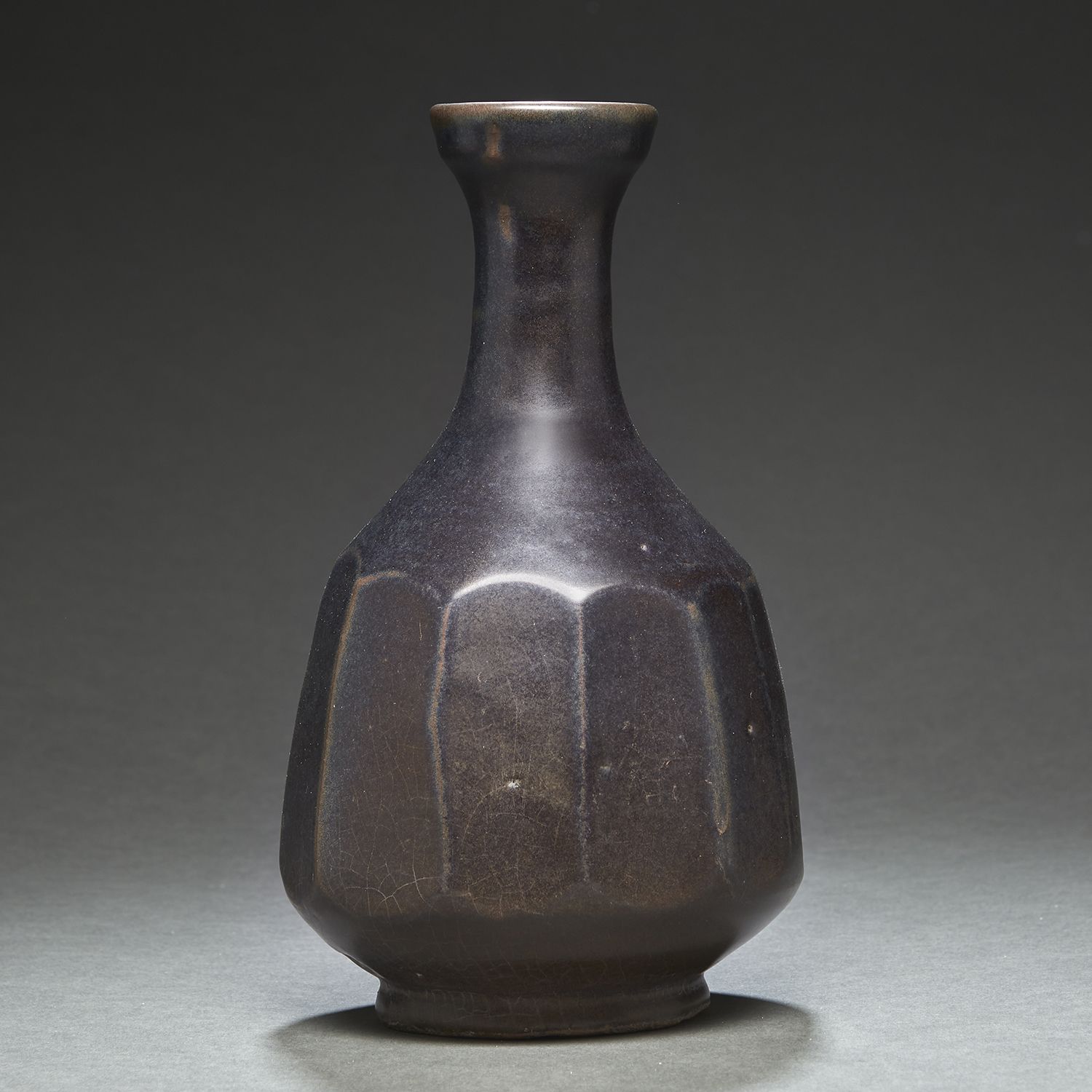 Null 一个罕见的天目釉炻器
花瓶，有切面的瓶身和长颈。
 （烧制缺陷）。
韩国，高丽时期，14世纪。
罕见的天目釉陶瓶，韩国，14世纪。
高度。22厘米（8&hellip;