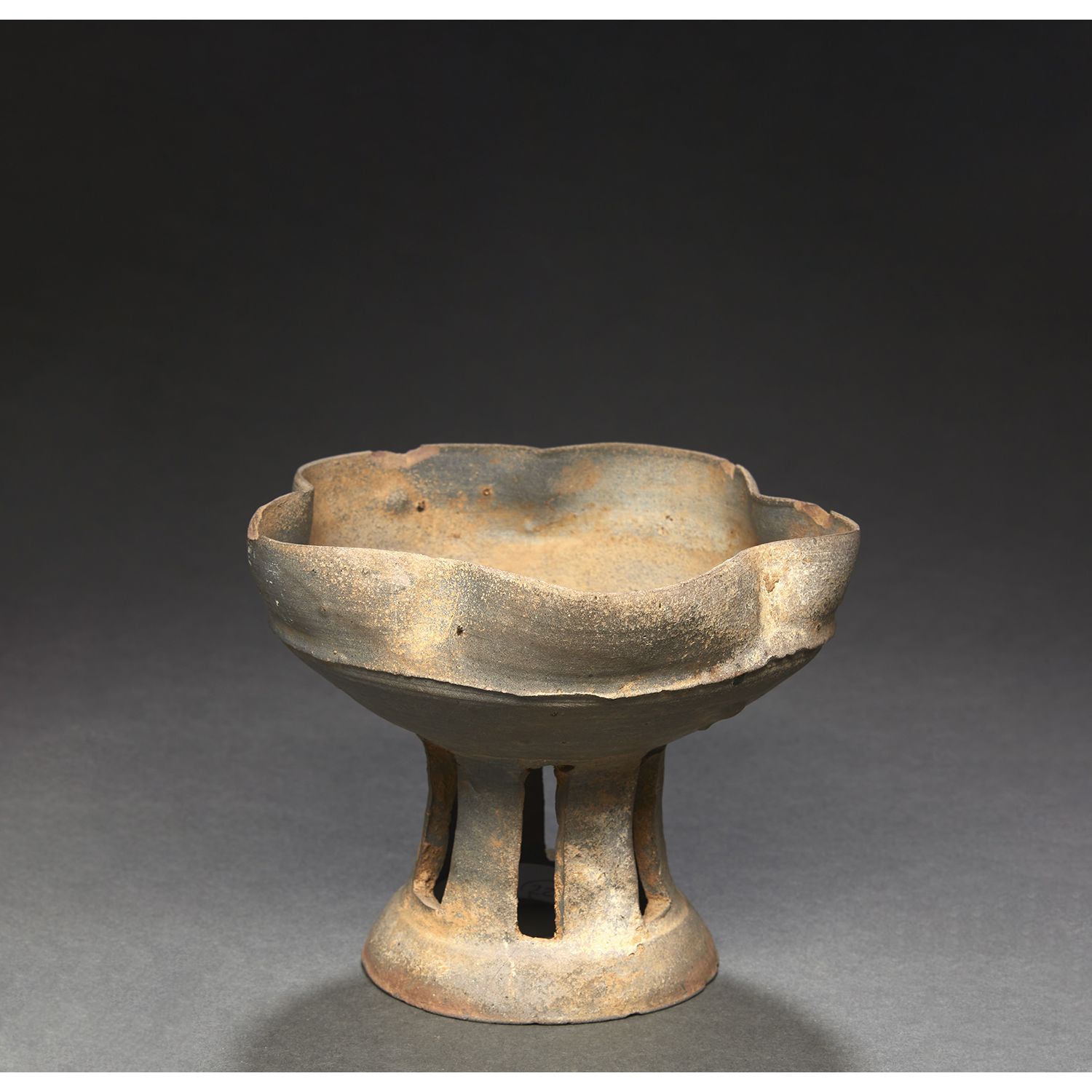 Null 炻器RECIPIENT
，碗是多棱形的，装在高跟鞋上。
 （小事故）。
韩国，新罗时期，6世纪。
一件多叶石器，韩国，6世纪。
高9,5厘米（3 3/&hellip;