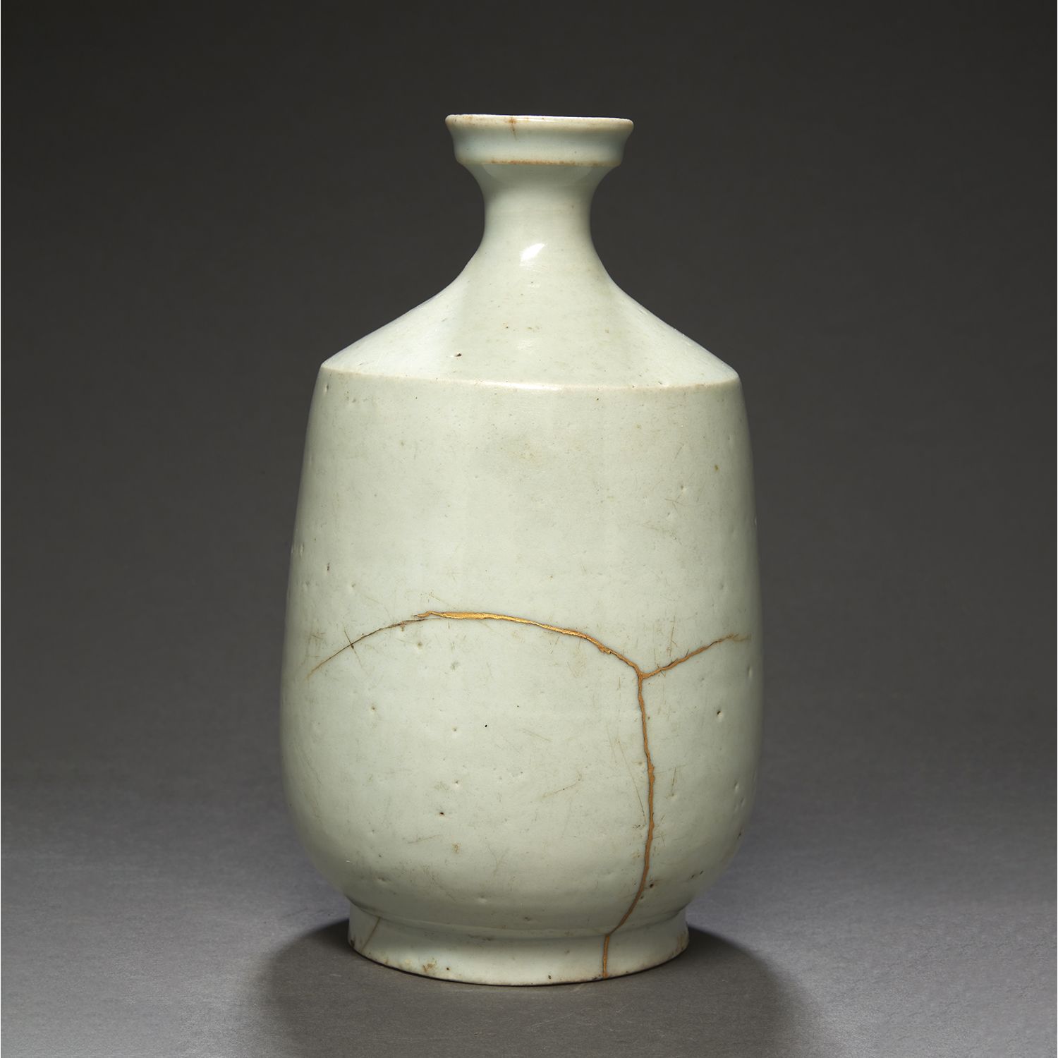 Null 

 （黄金修复，划痕和裂纹）。一个青瓷珐琅彩花瓶，安装在一个小跟头上。韩国，朝鲜时期，18-19世纪。青花瓷瓶，韩国，18-19世纪。高度。22,3&hellip;