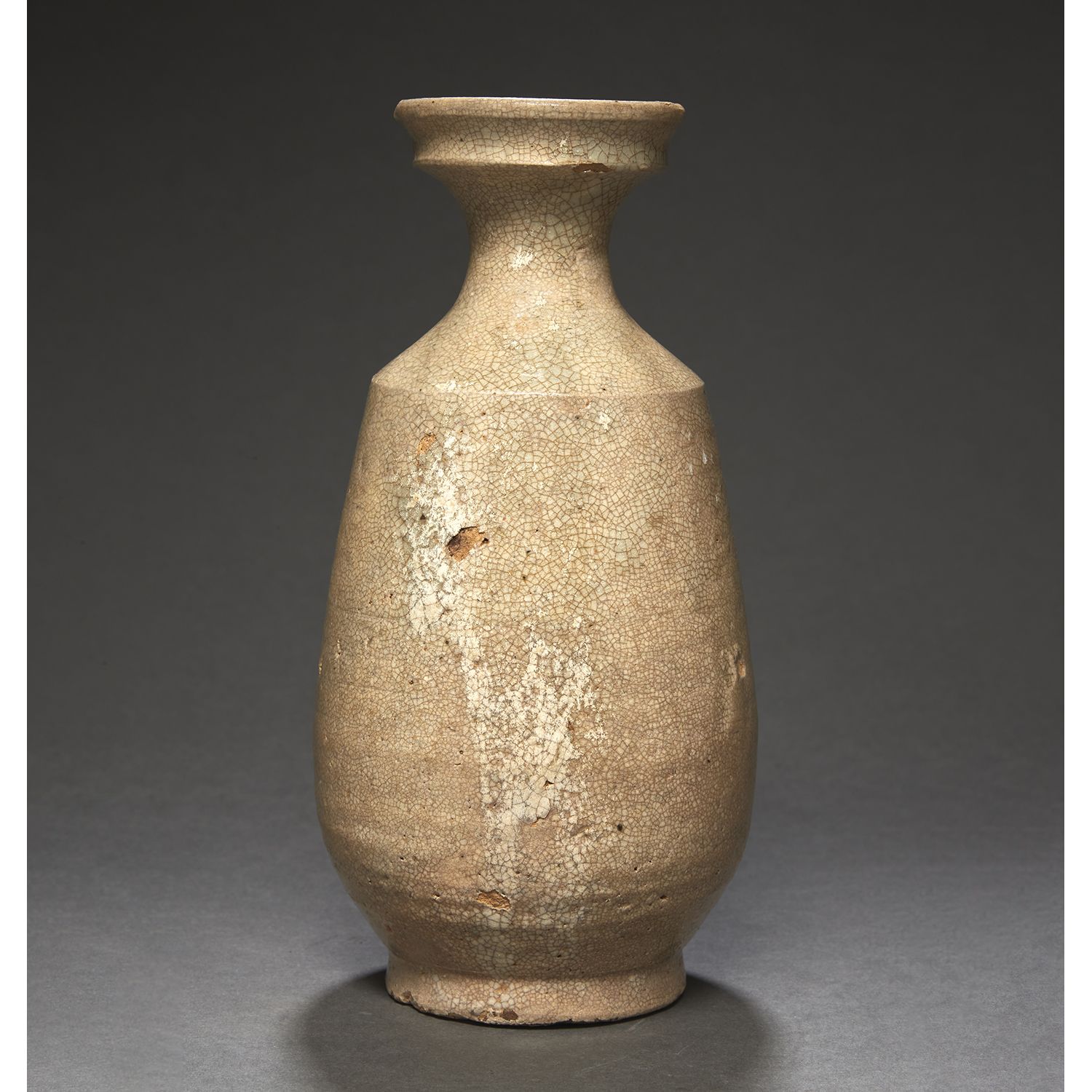 Null 
 （烧制缺陷）。一个米色釉面炻器
，地面有裂纹。
韩国，乔森时期。
米色釉陶瓶，韩国，Joseon时期。
高度。22厘米（8 11/16英寸）