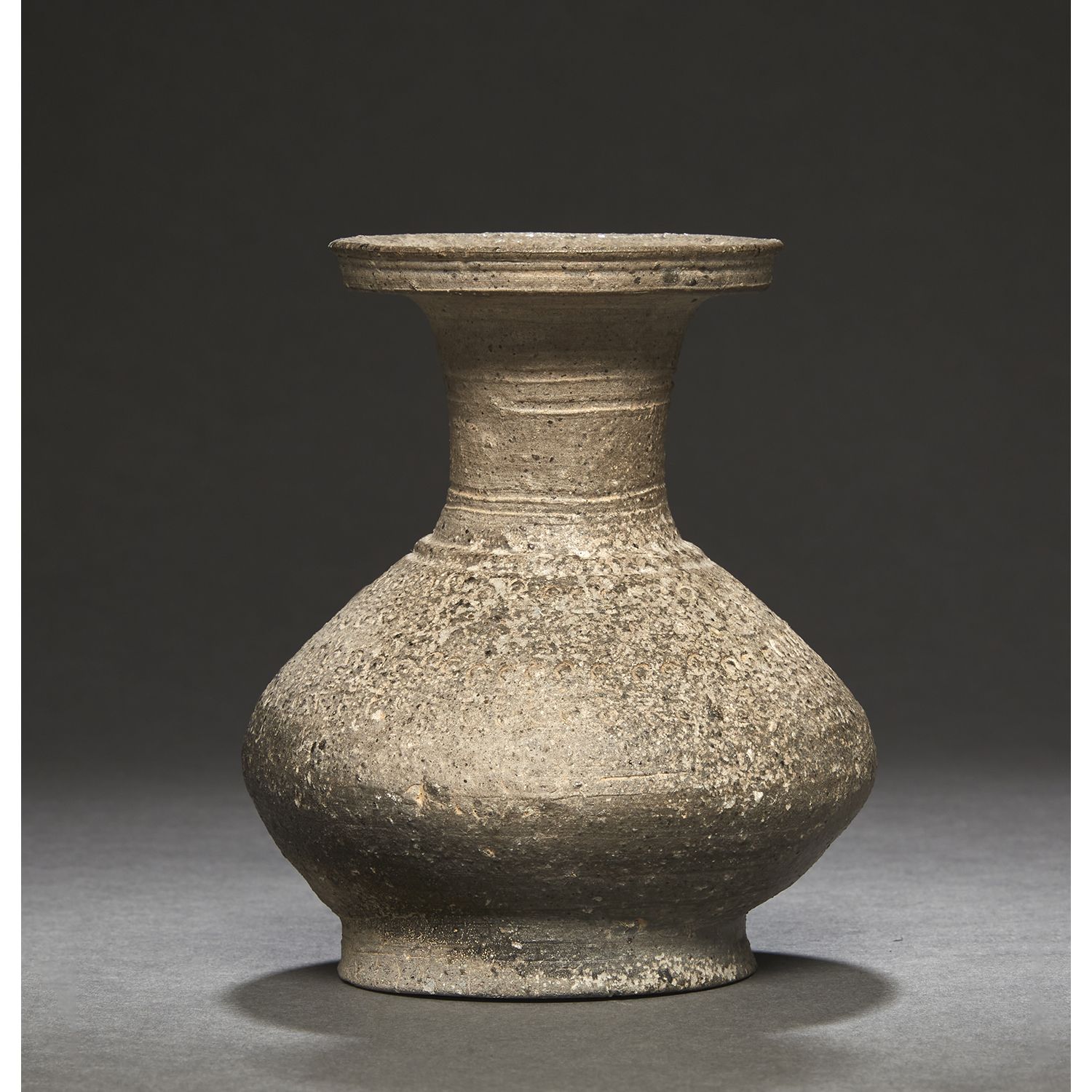 Null 一个小的灰黑色石器
花瓶，凿有珍珠坠子的装饰，颈部扁平。
韩国，新罗晚期，9-10世纪。
灰色黑色印记图案的石器花瓶，9-10世纪。
高度。12.5厘&hellip;