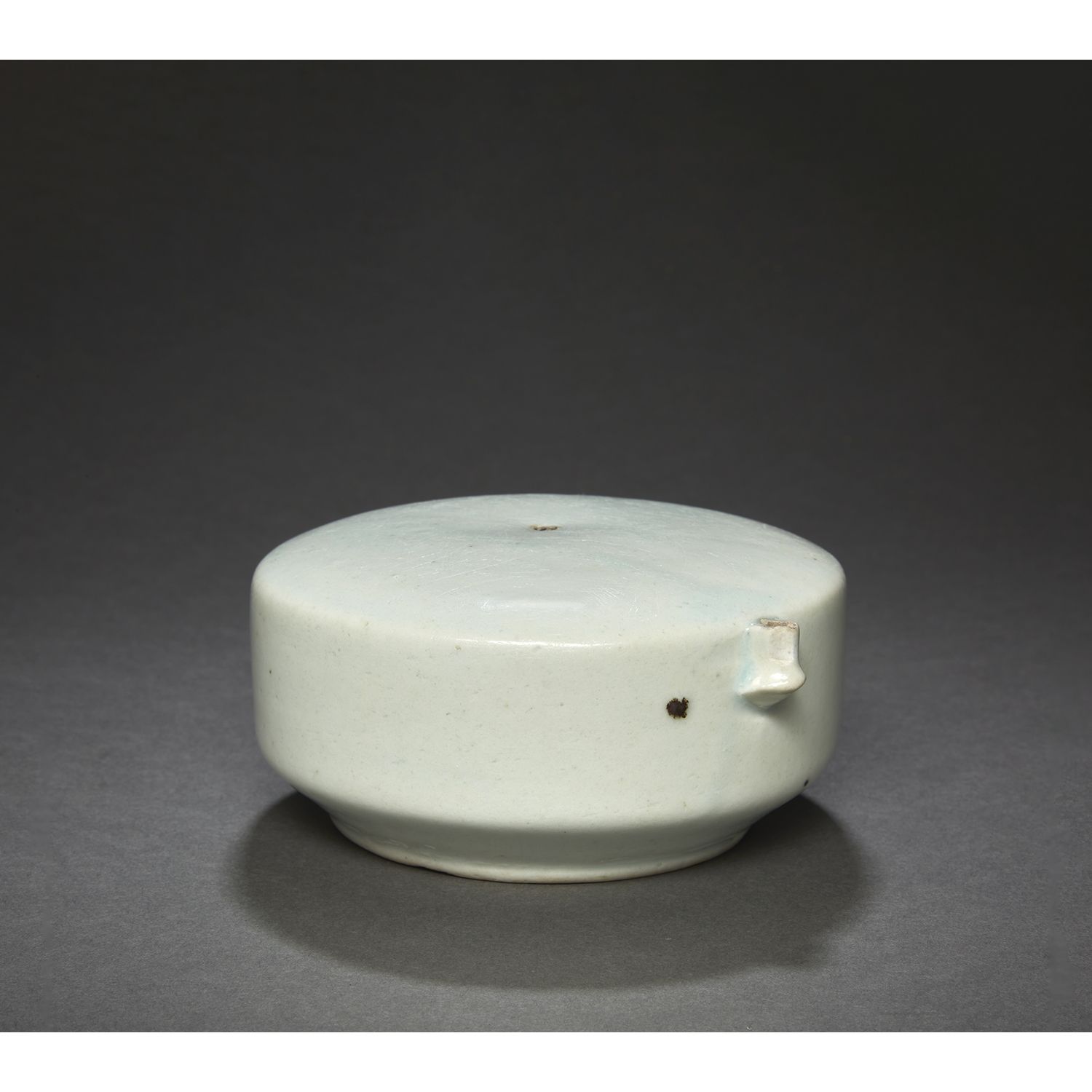 Null DROP COUNTER
in white enameled porcelain, of circular form. With an old Spi&hellip;