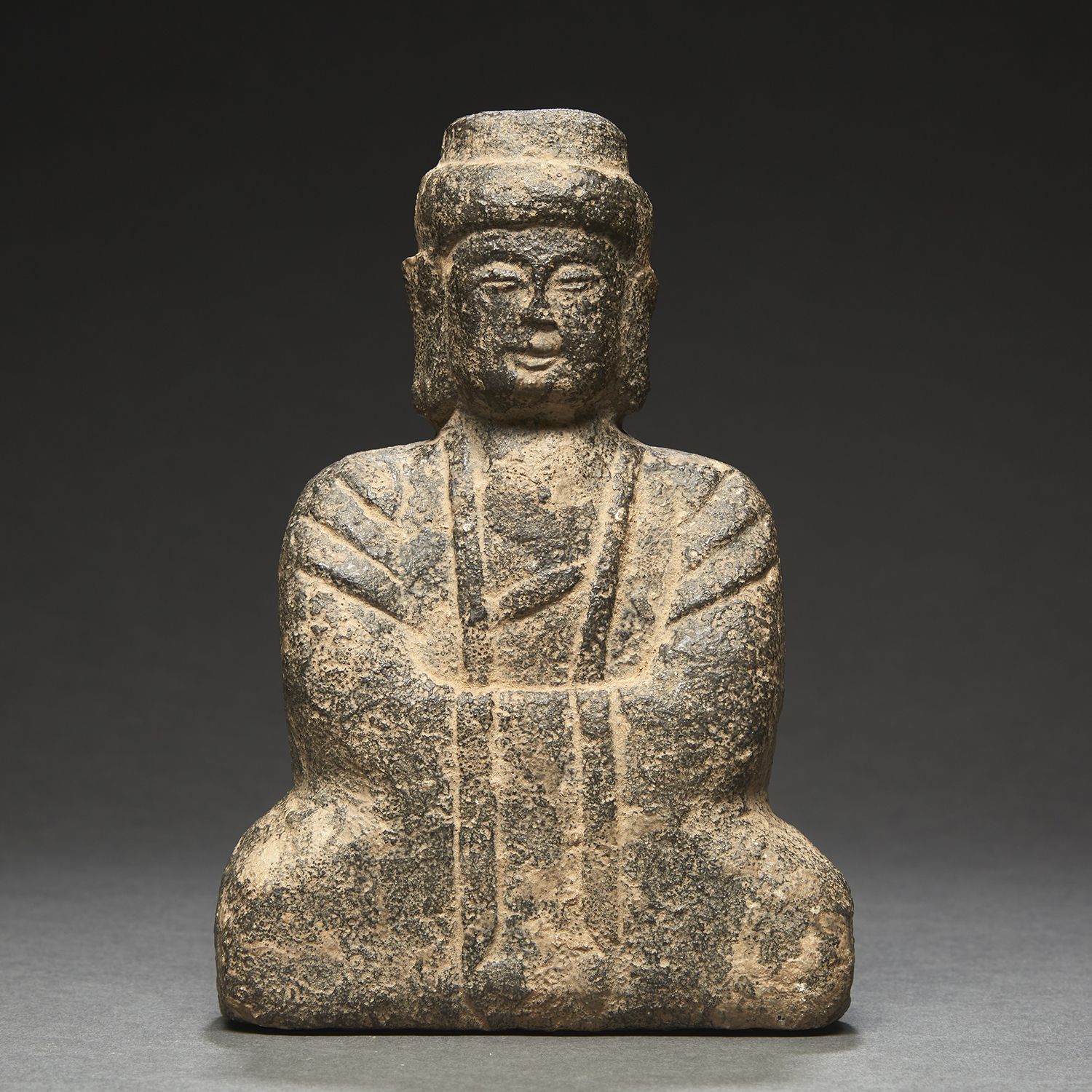 Null 石头雕像
，棕黑色，代表佛祖坐着打坐，两手在宽松的袖子下合十。
 （佩戴）。
韩国，新罗时期。
石雕佛像，韩国，新罗时期。
高度。17厘米（6 11/&hellip;